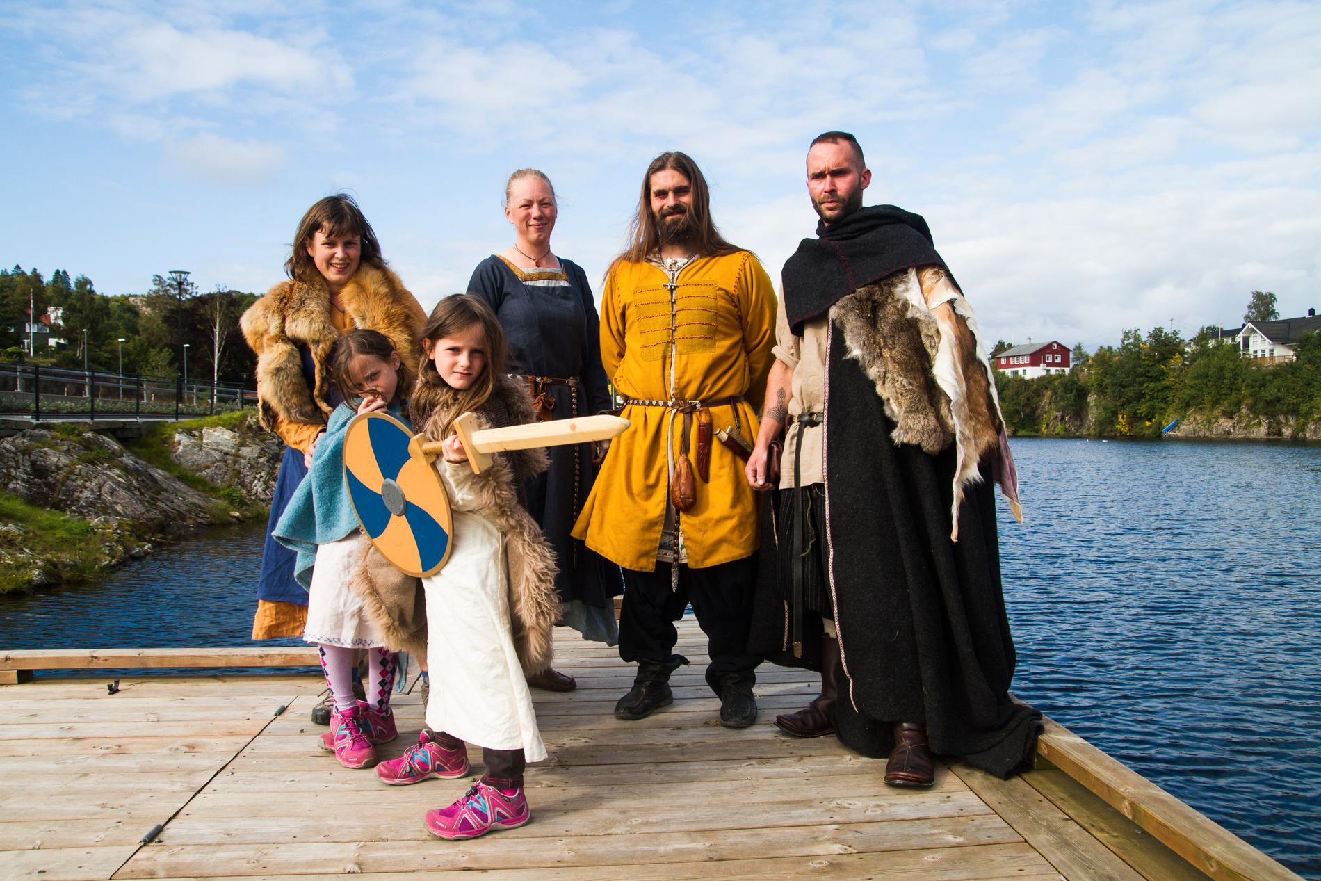 Vikinglaget er klare til å vise frem Askøys vikinghistorie på Storavatnet. Bakerst fra venstre: Inger Anne Hagen (31), Ellen-Mari Hope (38), John Egil Hope (45) og Stein Erik Knutsen (34). Foran fra venstre: Tina Camilla Mayes (7) og Anastasia Hagen (7).