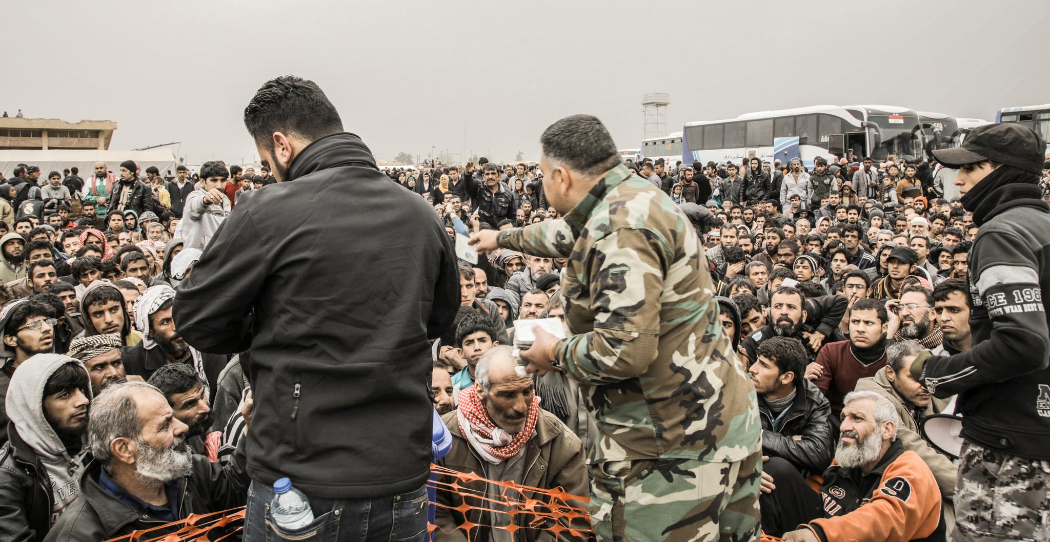  Myndighetene i Irak frykter at IS-medlemmer skal blande seg med flyktningene som strømmer ut av Mosul i tusentall. Alle menn må sjekkes mot lister over IS-medlemmer. 