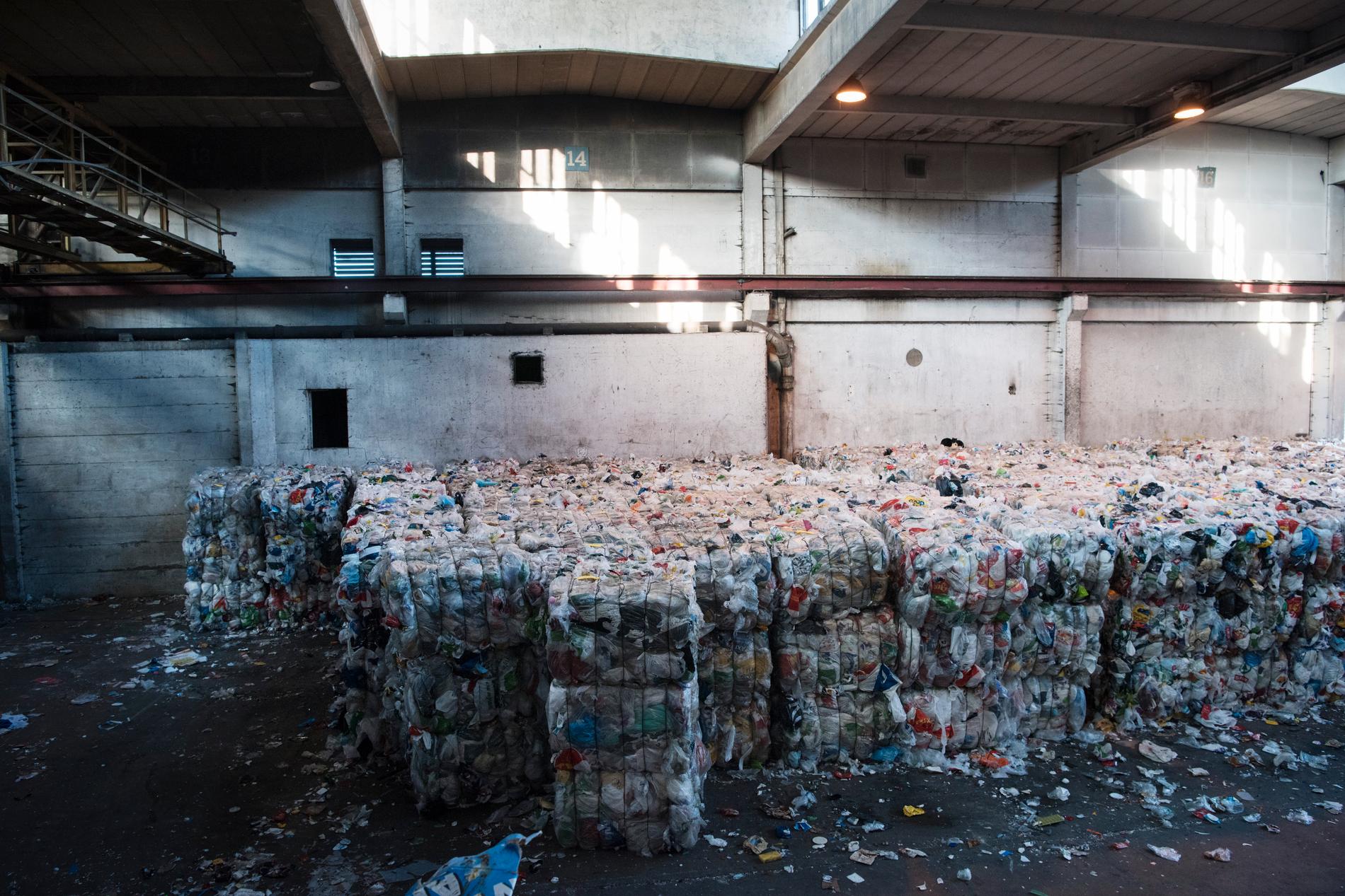 VÅR PLAST: Enorme mengder plast blir i dag pakket og sendt videre til Tyskland for resirkulering (arkivfoto fra februar).