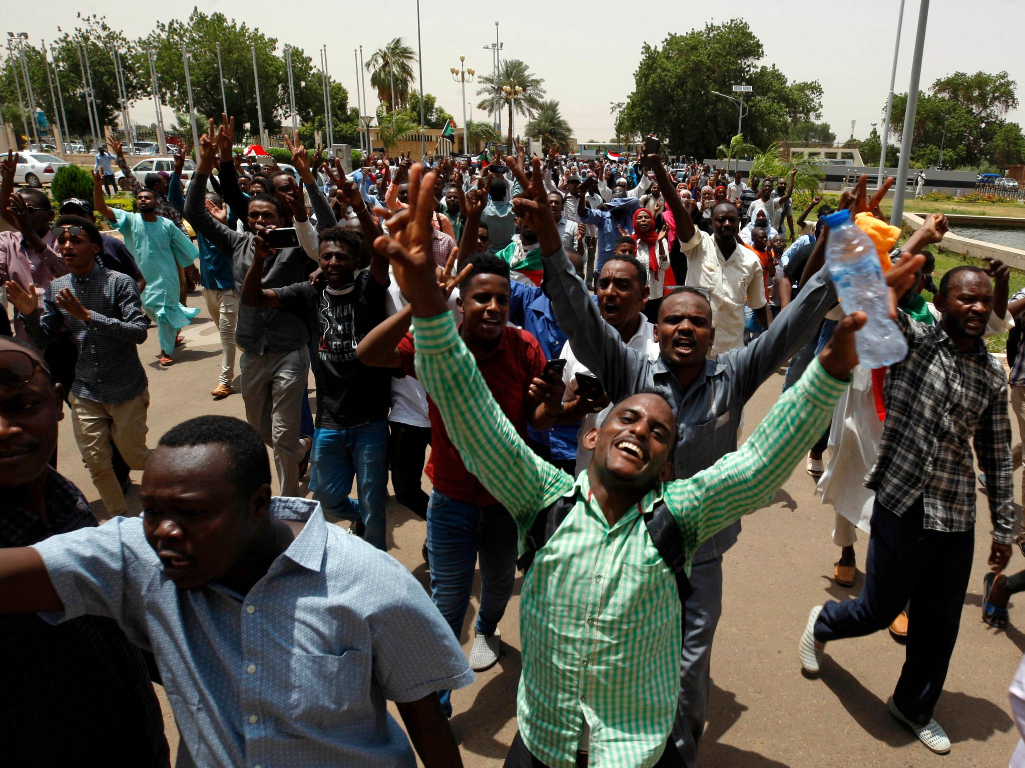 Folk feiret i gatene i Sudans hovedstad Khartoum 4. august etter at avtalen om en overgangsregjering var framforhandlet. 