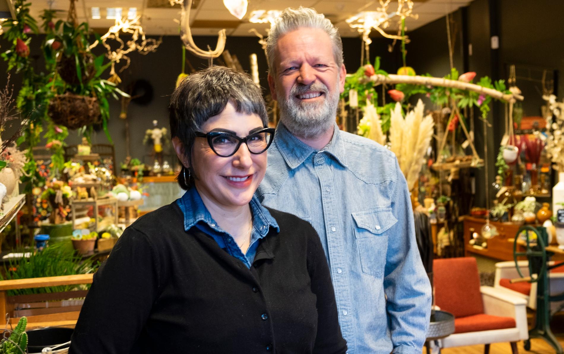 Ekteparet Melissa Comito Aakre og Trond Aakre trives med utfordringer. De to flyttet fra USA for noen år siden, og fant fort ut at begge var overkvalifiserte for jobbene de søkte på. Derfor startet de sin egen blomsterdesign-butikk i Sandnes. 