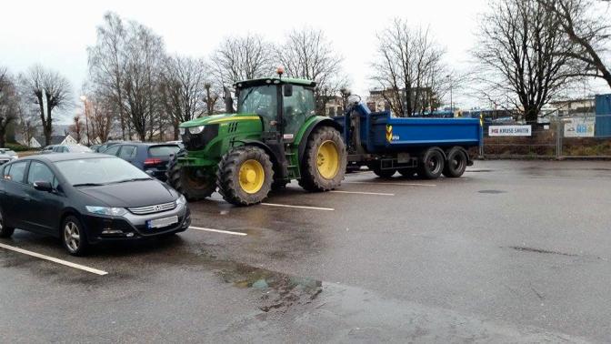 Å parkere på tvers med traktor og henger tar mye plass. _Å parkere på tvers med traktor og henger tar mye plass._