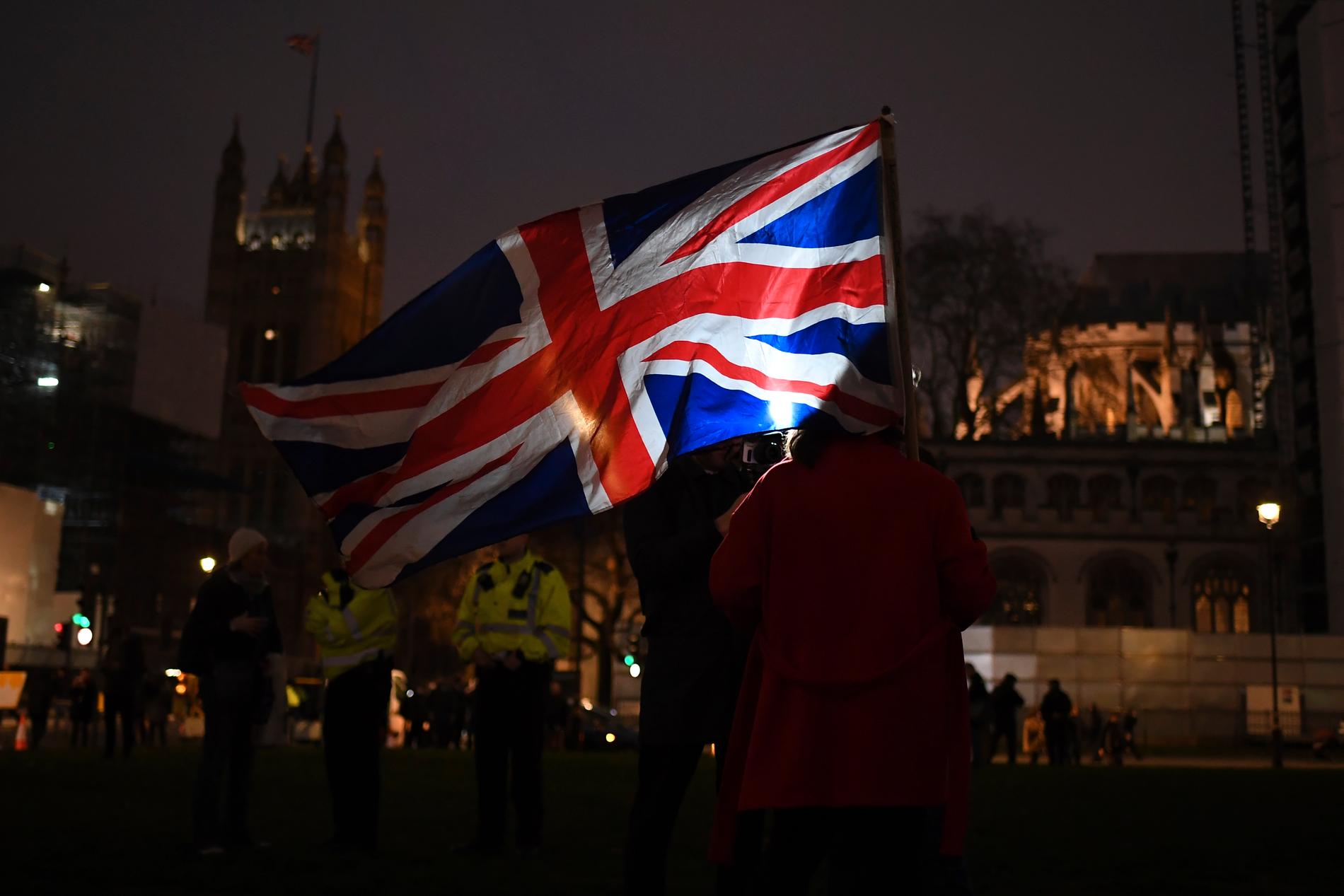 FEIRET: Mange hadde med seg flagg da de kom til plassen foran parlamentet i London for å feire brexit. 