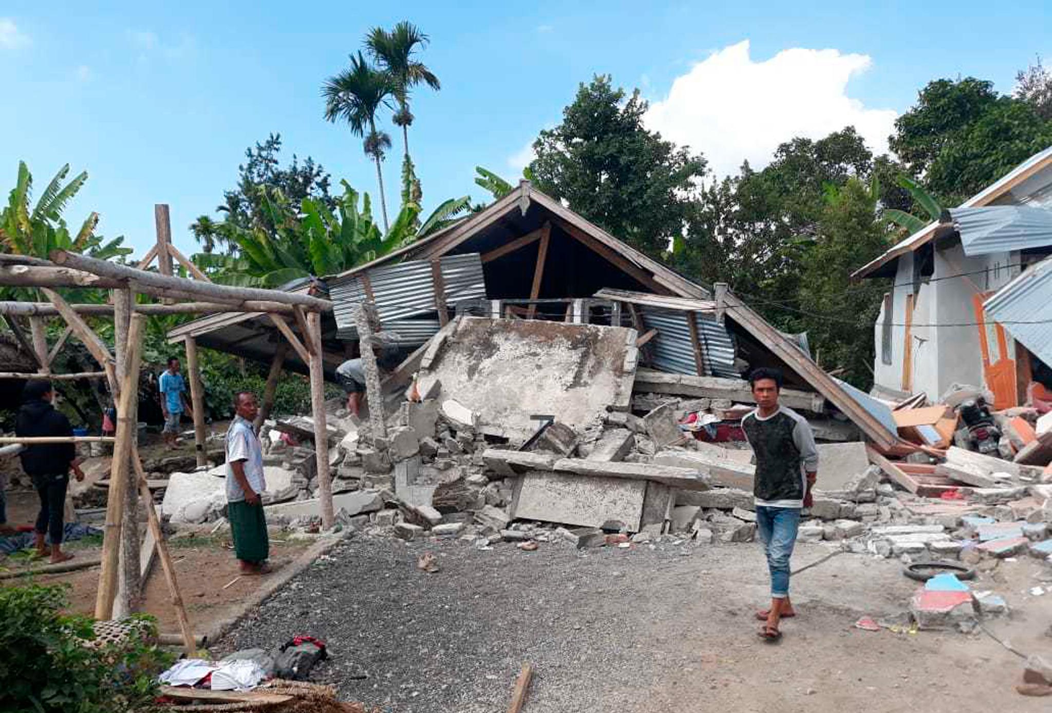 Beboere i landsbyen Sajang på den hardest rammede øya Lombok har fått sine hjem ødelagt av jordskjelvet. 