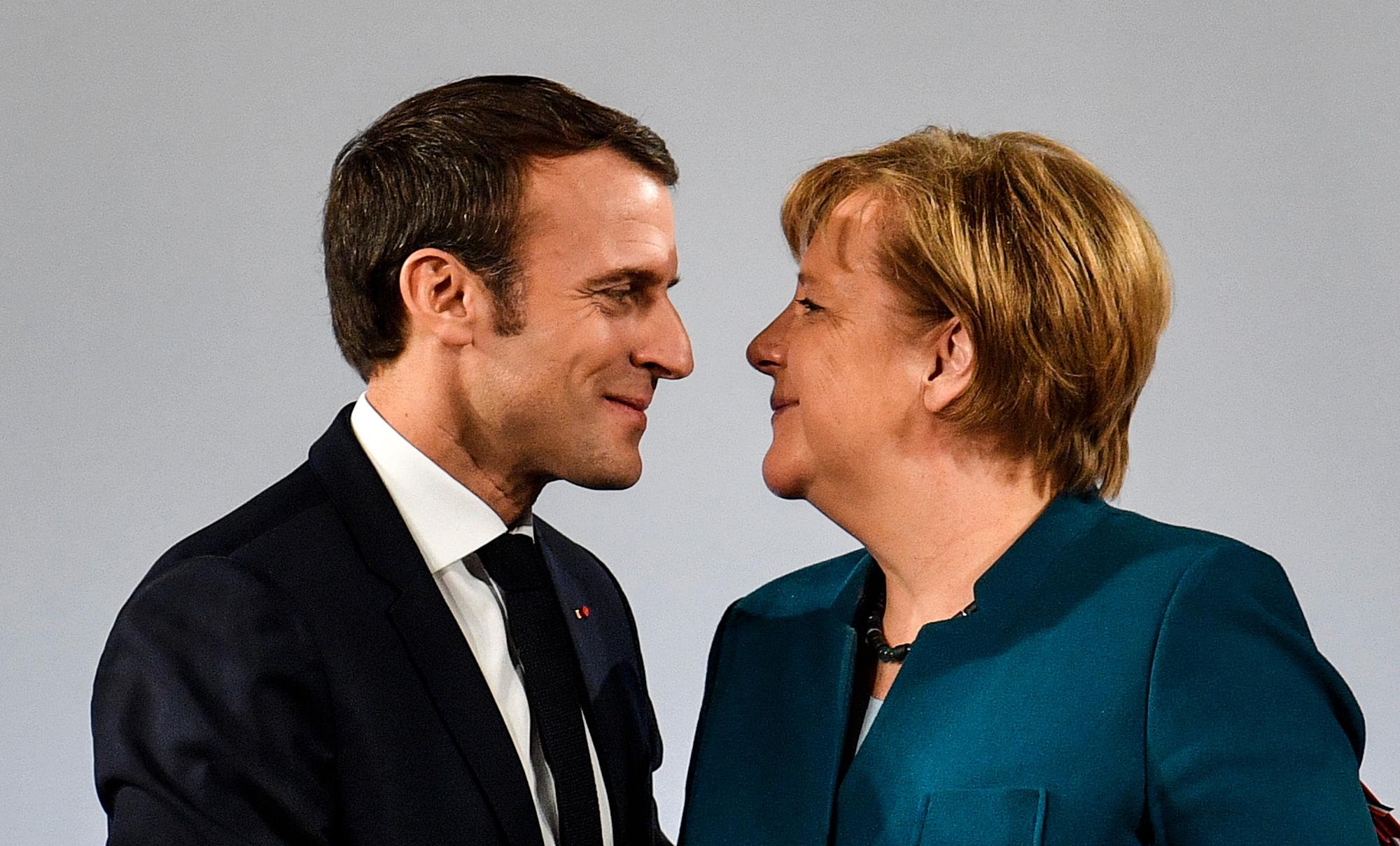 Og denne romansen hater de italienske makthaverne: Frankrikes Emmanuel Macron og Tysklands Angela Merkel.