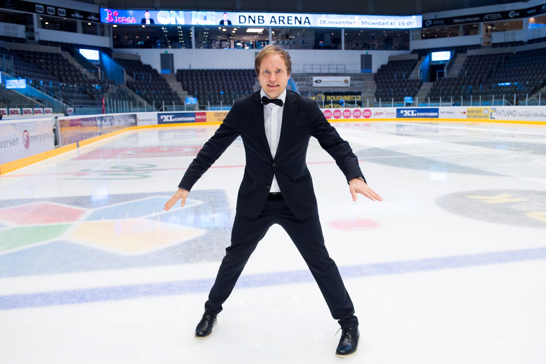 Her poserer Rune Bjerga med skøyter på, men han har lovet et skøytefritt standup-show i DNB Arena på lørdag.