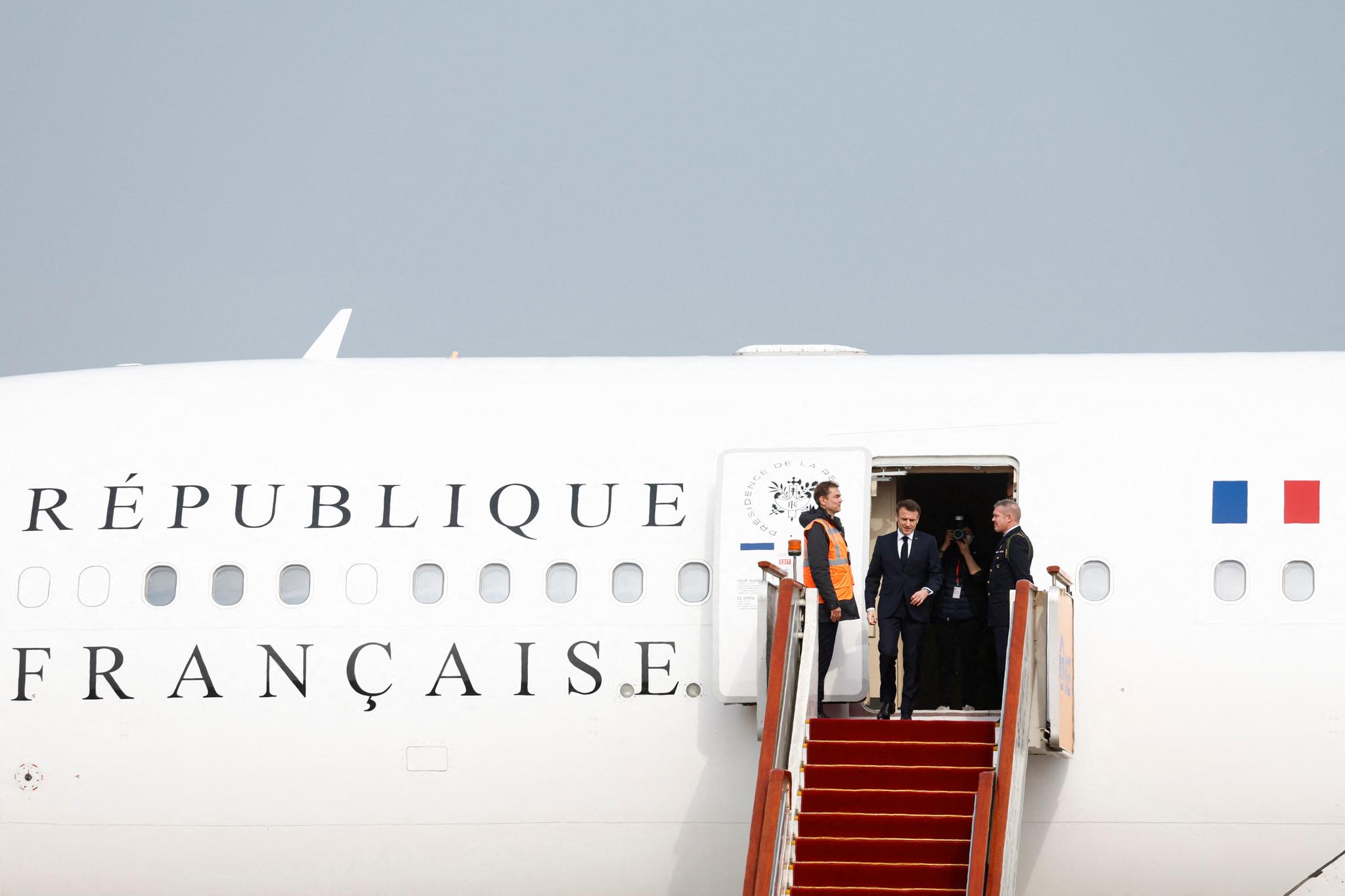 Frankrikes president Emmanuel Macron landet i Beijing onsdag.