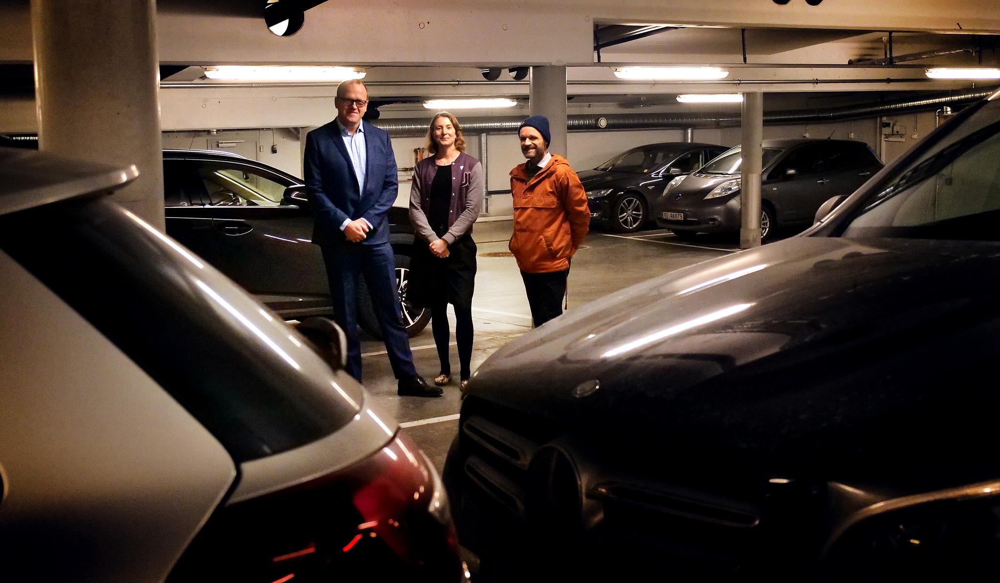 Allerede neste år må politikerne som ønsker å parkere i garasjen under Oslo rådhus belage seg på å betale flere tusen kroner. Aps Frode Jacobsen (fra venstre), Sunniva Holmås Eidsvoll (SV) og Harald A. Nissen (MDG) regner med bredt flertall når forslaget skal behandles i bystyret.