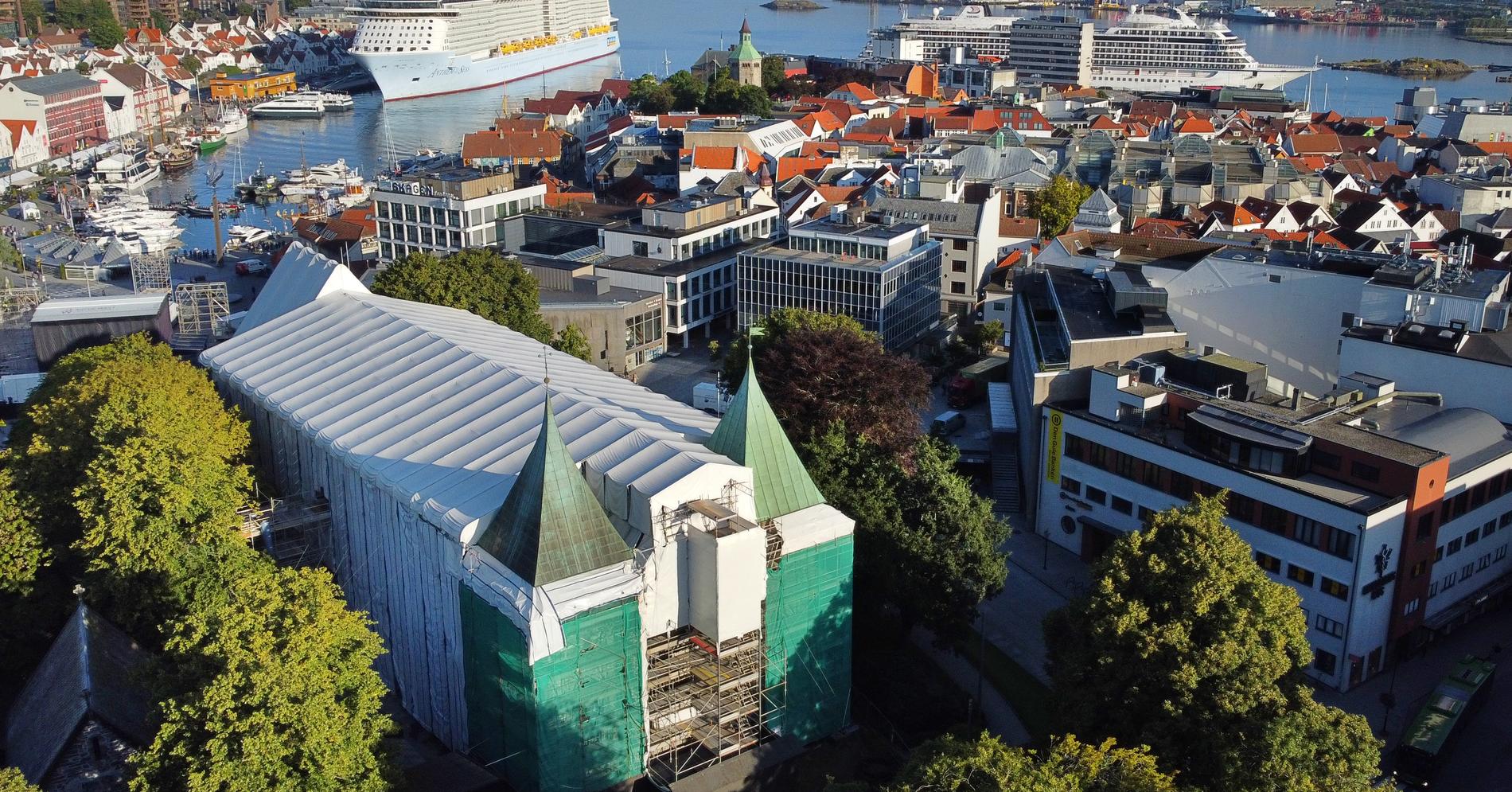Stavanger domkirke er det eldste stående domkirkebygg i Norge, den som i størst grad har beholdt sitt middelalderske uttrykk, og den har vært i sammenhengende bruk siden 1300-tallet. Nå går den gjennom omfattende restaurering fram mot 900-årsjubileet i 2025. 