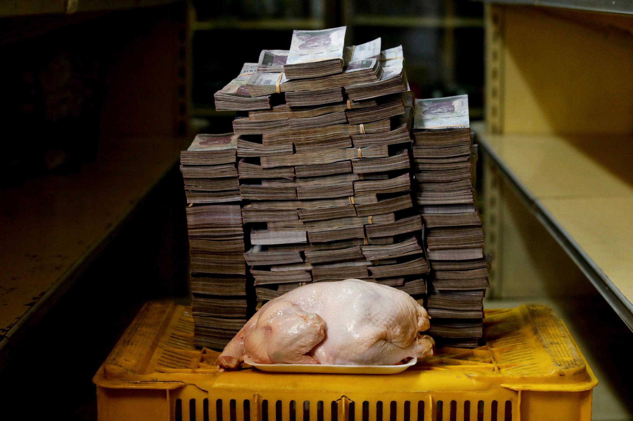  For 2,4 kilo kylling måtte man i juli ut med 14.600.000 bolivars. Hyperinflasjonen gjør det vanskelig å gjøre handel i Venezuela. Få minibanker har så mange sedler. 