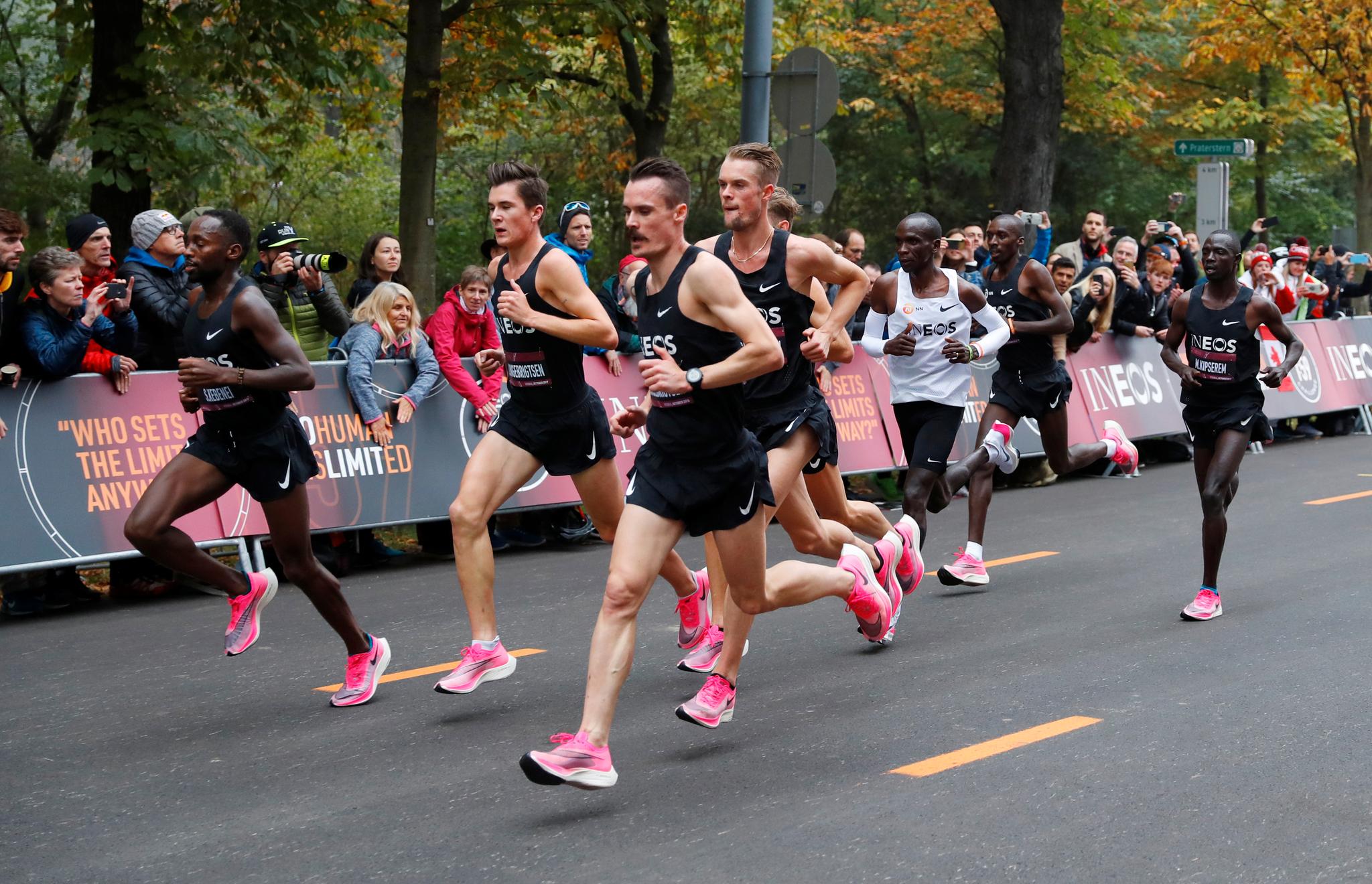 FARTSHOLDERE: Jakob, Henrik og Filip Ingebrigtsen var med som fartsholdere for Eliud Kipchoge (i hvit trøye) i 2019, da kenyaneren løp maraton på under to timer. 