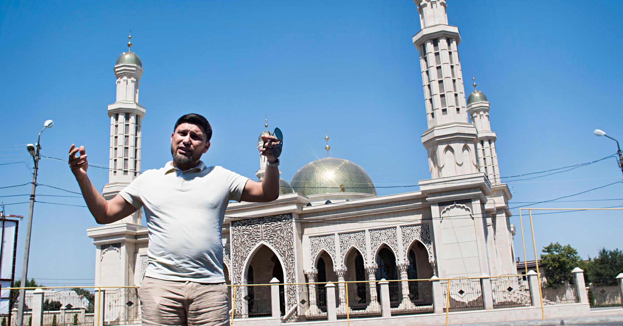 Imam Azamat Argyn viser stolt frem den nyeste moskeen i Bisjkek i Kirgisistan. Alle imamer i Kirgisistan er satt på skolebenken etter at et av verdens mest demokratiske muslimske land ble storleverandør av terrorister. 
