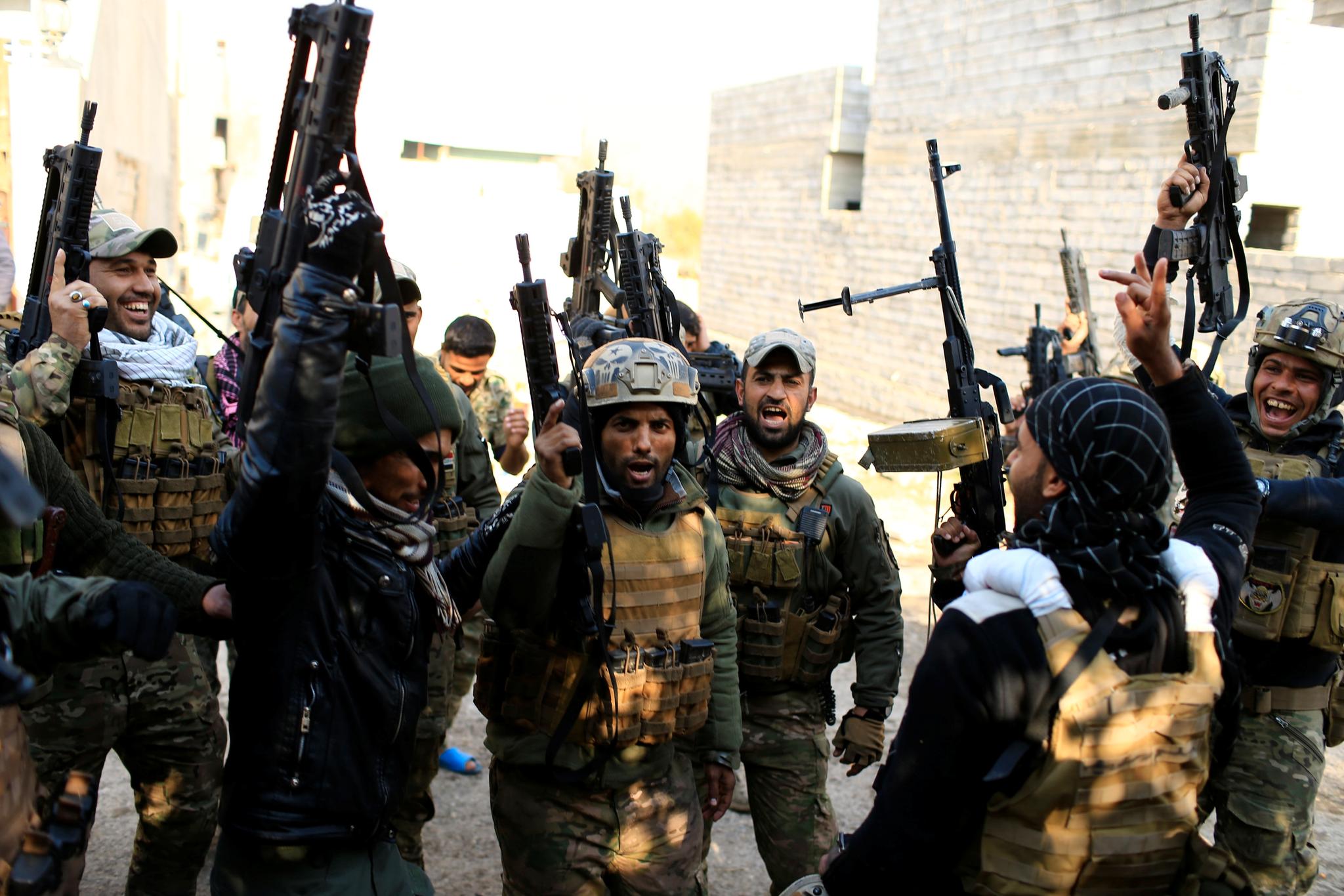 Irakske spesialsstyrker roper ut slagord under et slag mot IS i Mithaq-distriktet i det østlige Mosul den 3. januar.