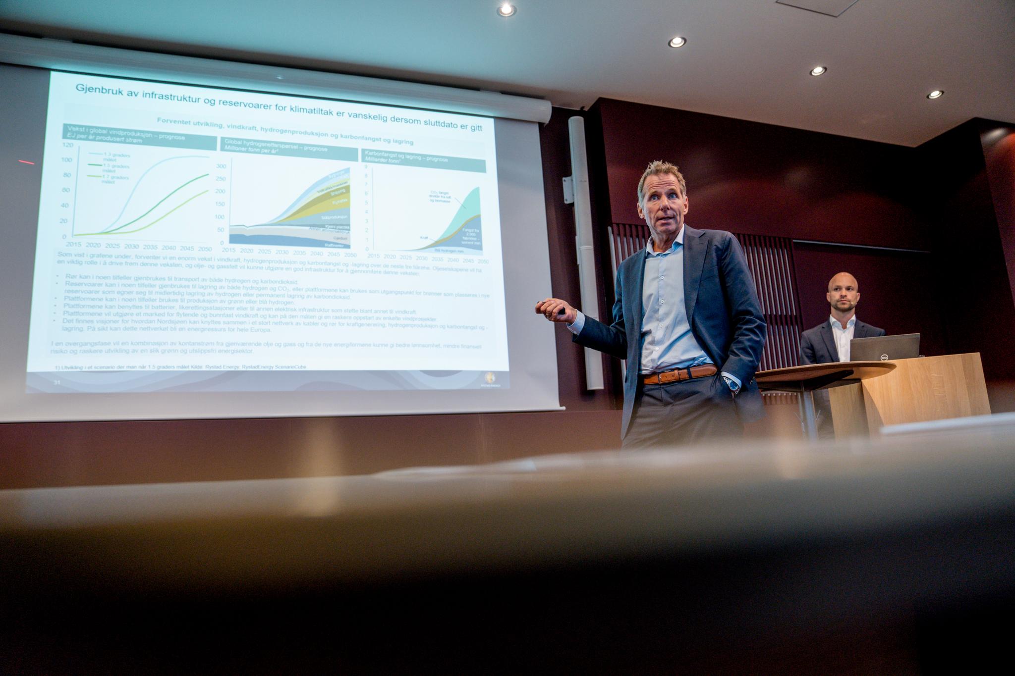 Jarand Rystad i Rystad Energy presenterte tirsdag rapporten om utslippseffekten av produksjonskutt på norsk sokkel.