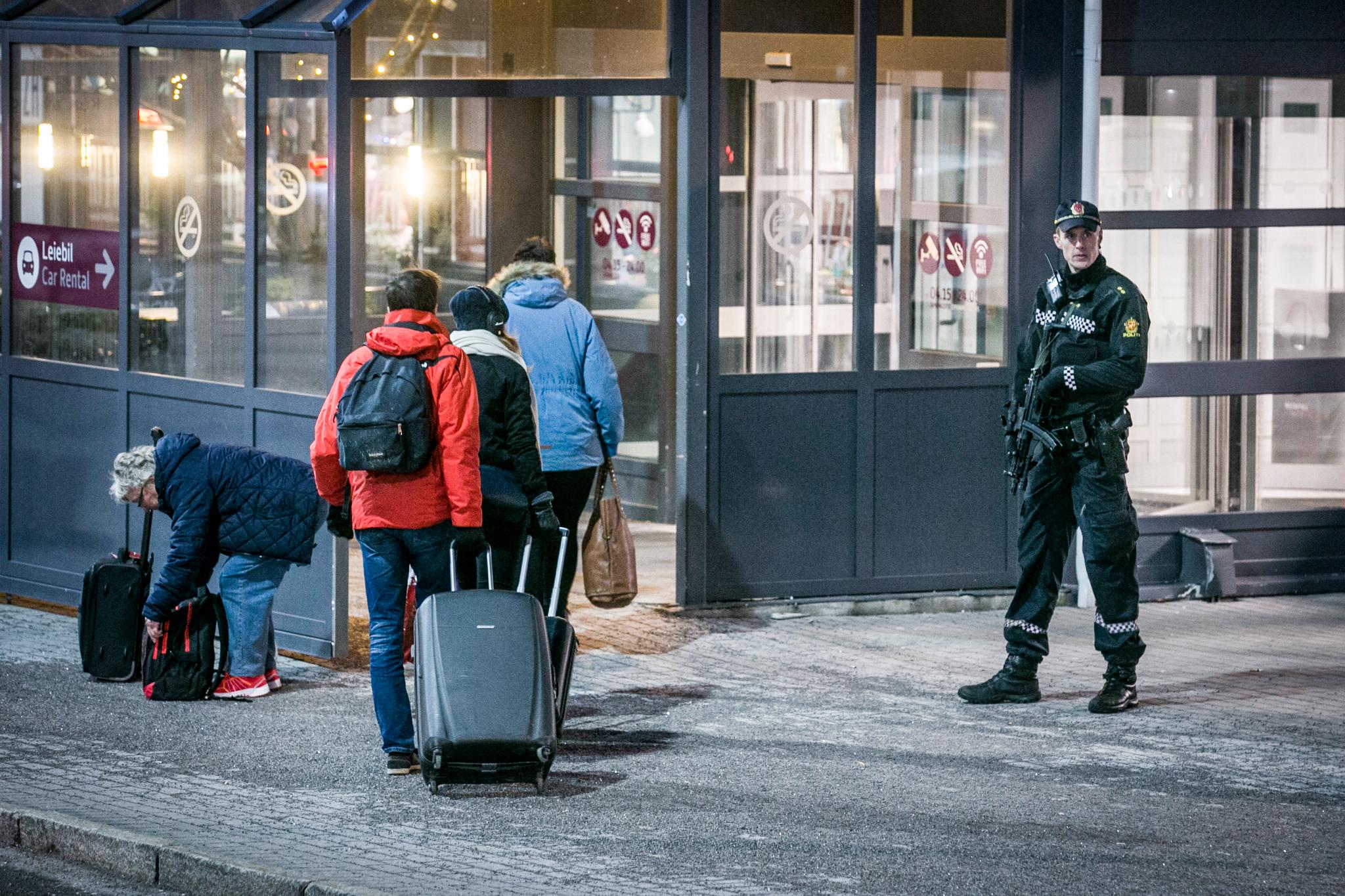 Bevæpnet politi på Sandefjord lufthavn Torp fredag ettermiddag. Foto: Trond Reidar Teigen / NTB scanpix