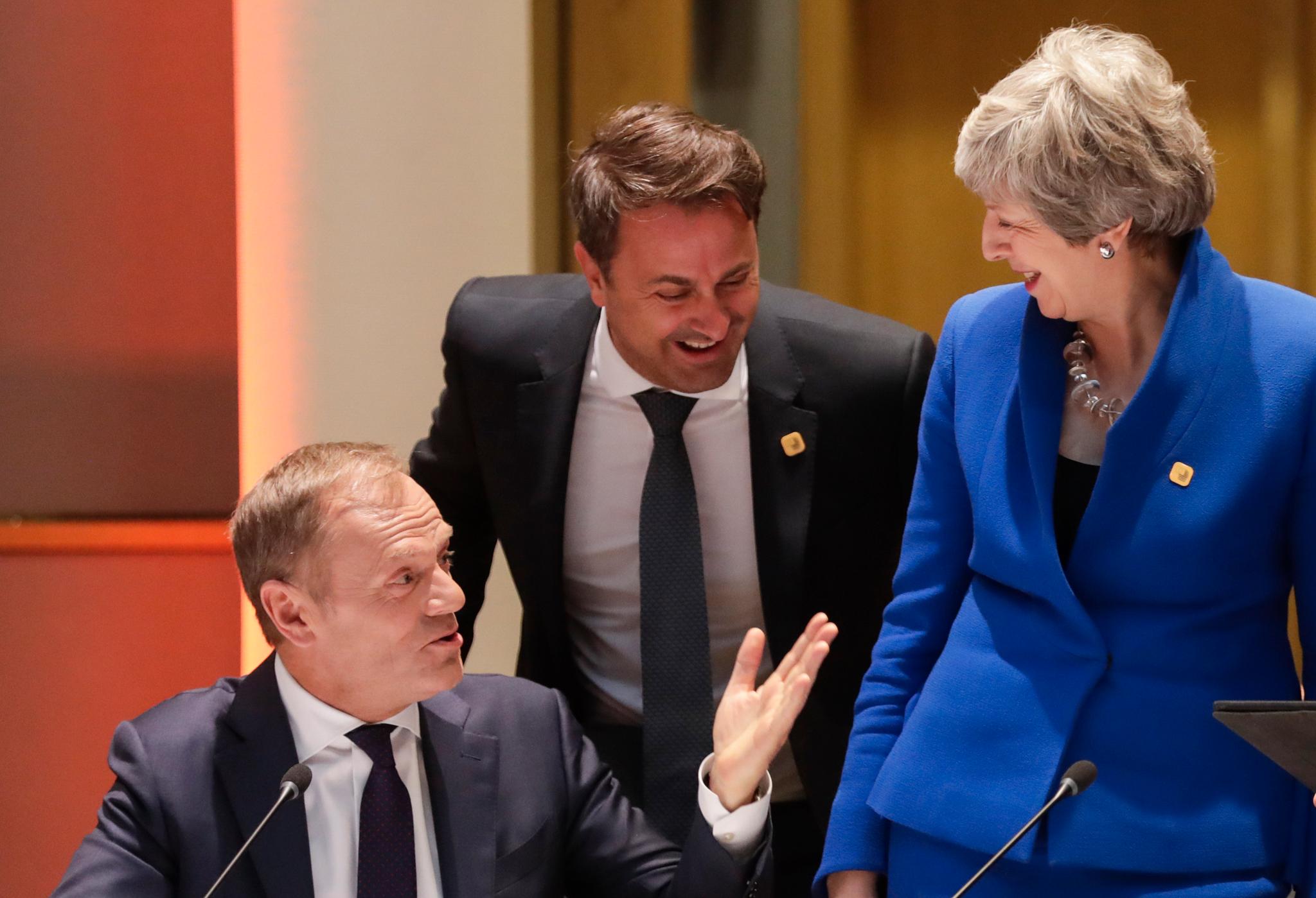 Tilsynelatende god stemning da Theresa May hilste på EU-president Donald Tusk og Luxembourgs statsminister Xavier Bettel i Brussel. Men May var ikke til stede da EU-landene bestemte hvor lang utsettelse britene skulle få. 