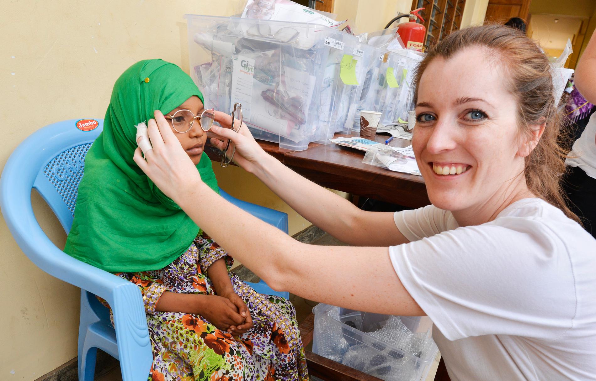 Ingrid Stenersen er optiker på Specsavers Sørlandssenteret, og fikk være med til Zanzibar for å gi ut briller til lokalbefolkningen. Foto: Vibeke Montero
