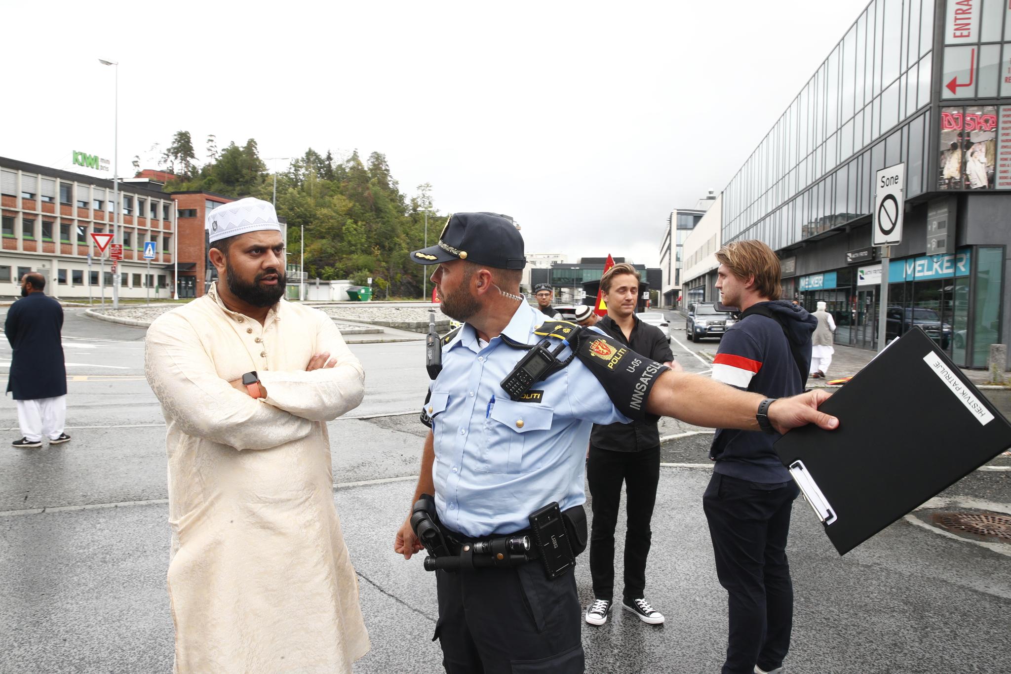 Menigheten i Al-Noor Islamic Centre i Bærum samles stil id på Thon hotell i Sandvika. Politidirektoratet har bedt alle politidistrikt iverksette forebyggende tiltak i forbindelse med feiringen av den muslimske høytiden.