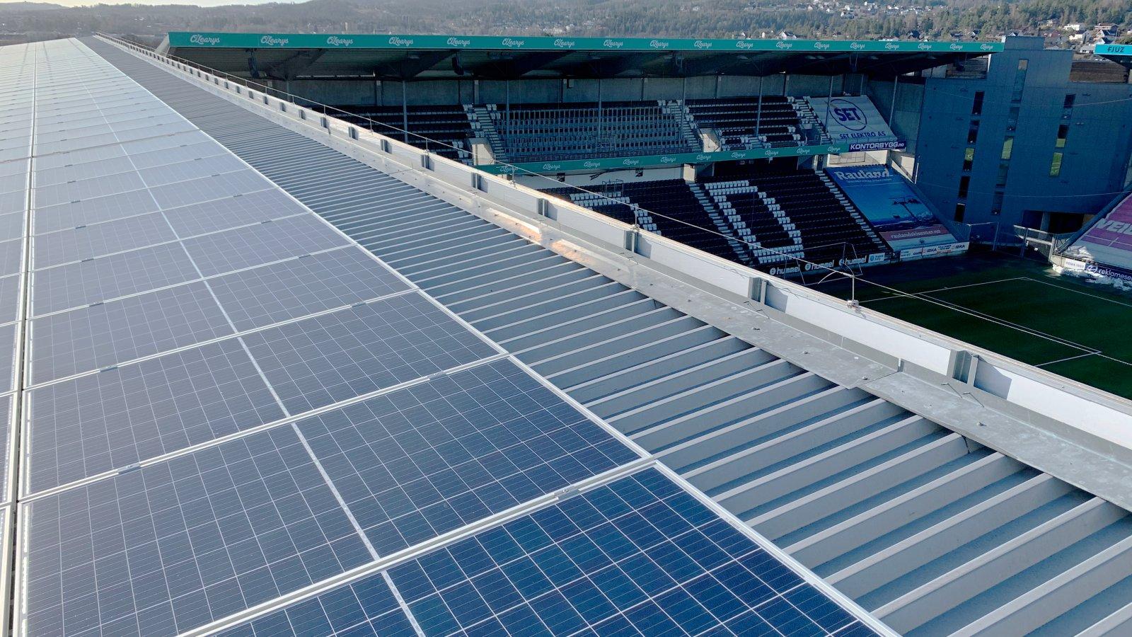 KLIMAVENNLIGE: Odd har lagt solcellepaneler over hele Skagerak Arena.