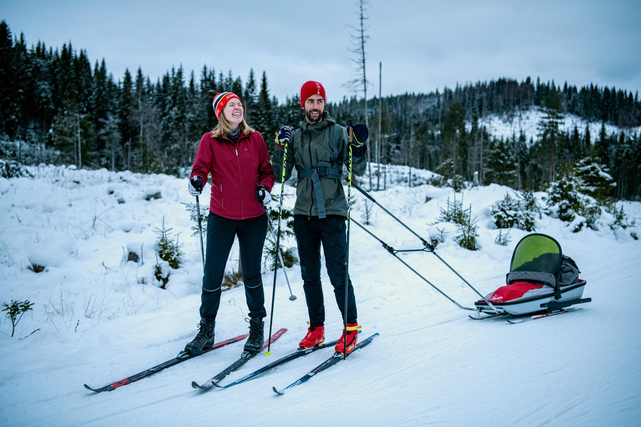 Anne Ingeborg Reiestad, Preben Tobjørnsen og sønnen Johannes er på årets første skitur søndag. 