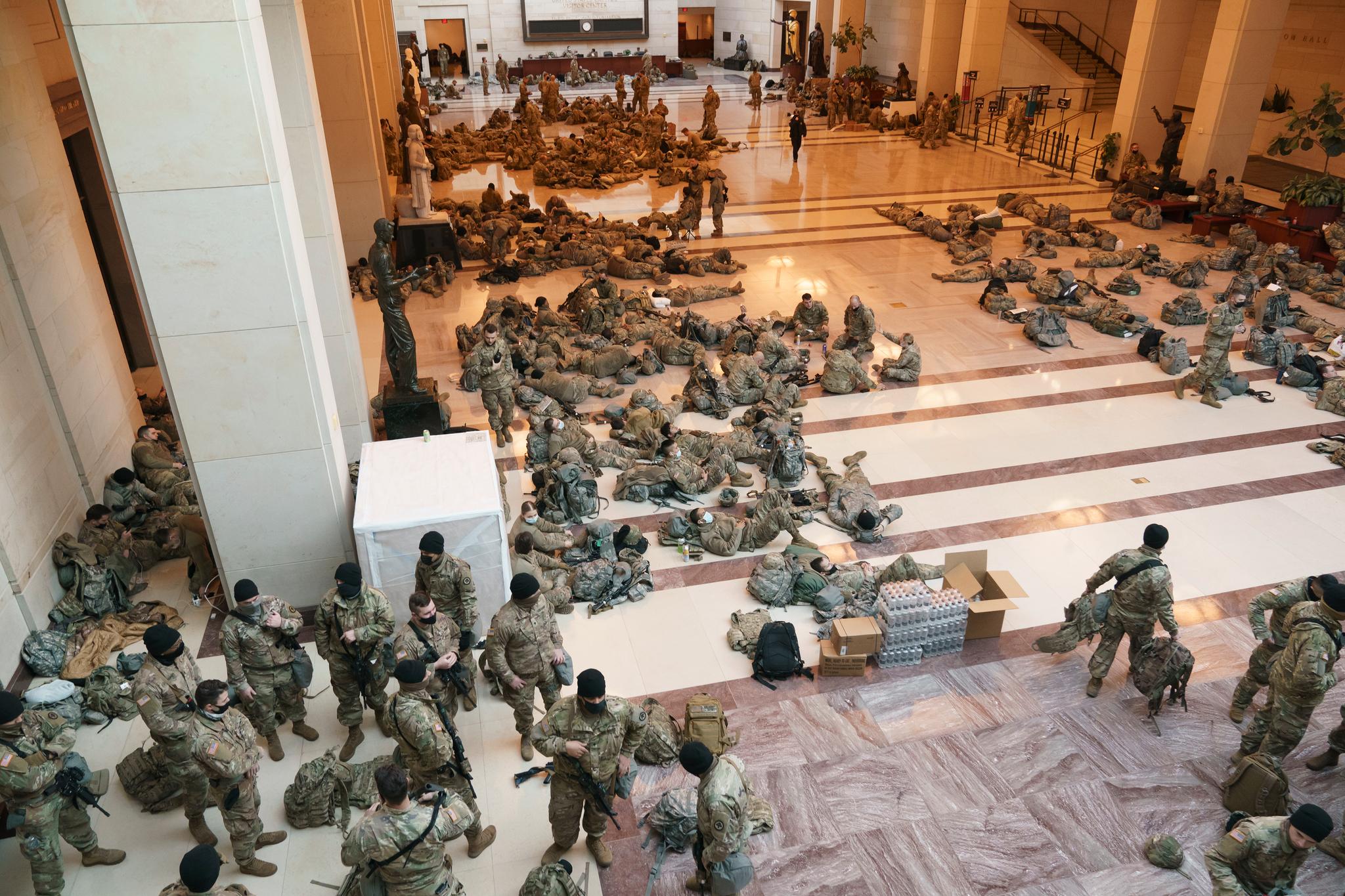 Et stort sikkerhetsoppbud er nå på plass i Kongressen etter hendelsene i forrige uke. Her er soldater fra Nasjonalgarden.