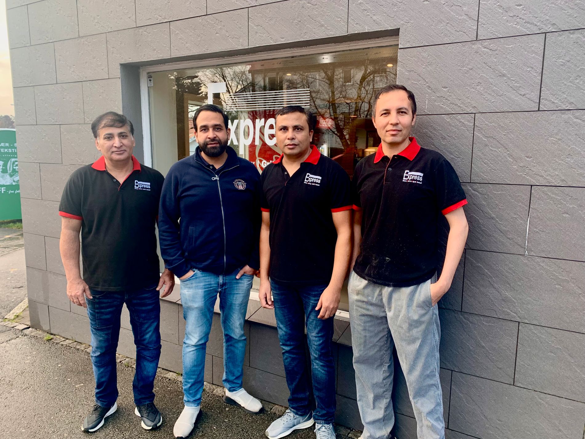 Zahid Mahmood, Tasnim Fiaz (daglig leder), Mohamed Sajid og Said Milad på jobb på Express Pizza Curry Grill Kebab.