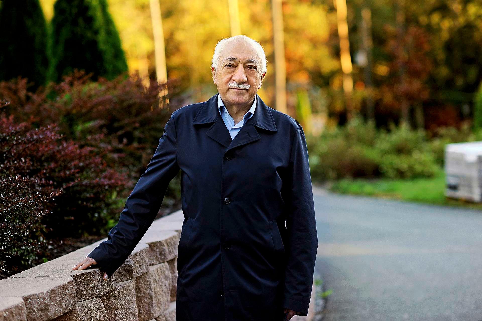 Fethullah Gülen er opprinnelig fra Erzurum i Tyrkia, men har bodd i USA siden 1999. Myndighetene i Tyrkia anklager ham for å ha stått bak kuppforsøket i 2016. Han benekter at han hadde noe med det å gjøre.