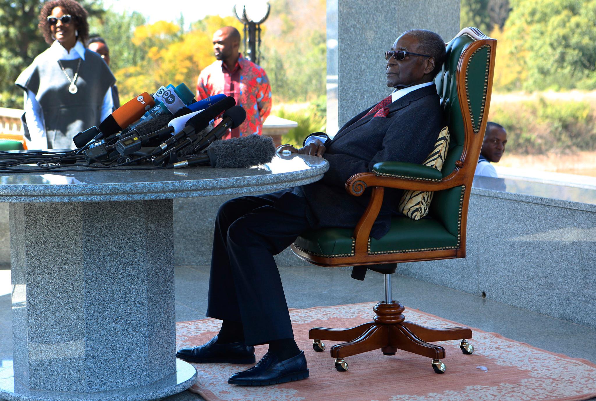 Omstridte Robert Mugabe er syk og innlagt på sykehus, opplyser Zimbabwes president Emmerson Mnangagwa. 