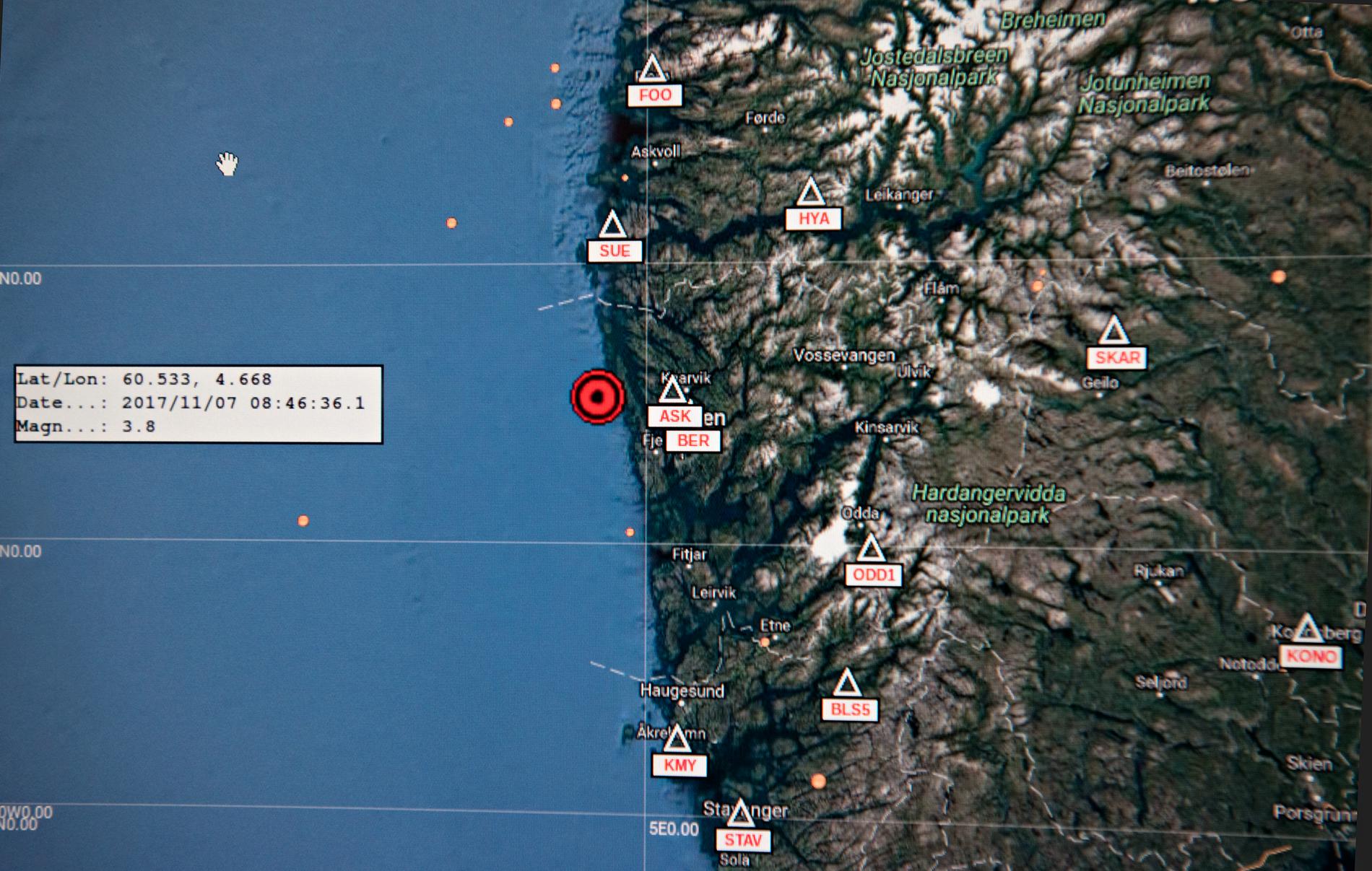 NÆRT LAND: Episenteret lå i sjøen utenfor Øygarden, ca. fem kilometer vest for Tjeldstø, ifølge kartet til Geofysisk institutt.