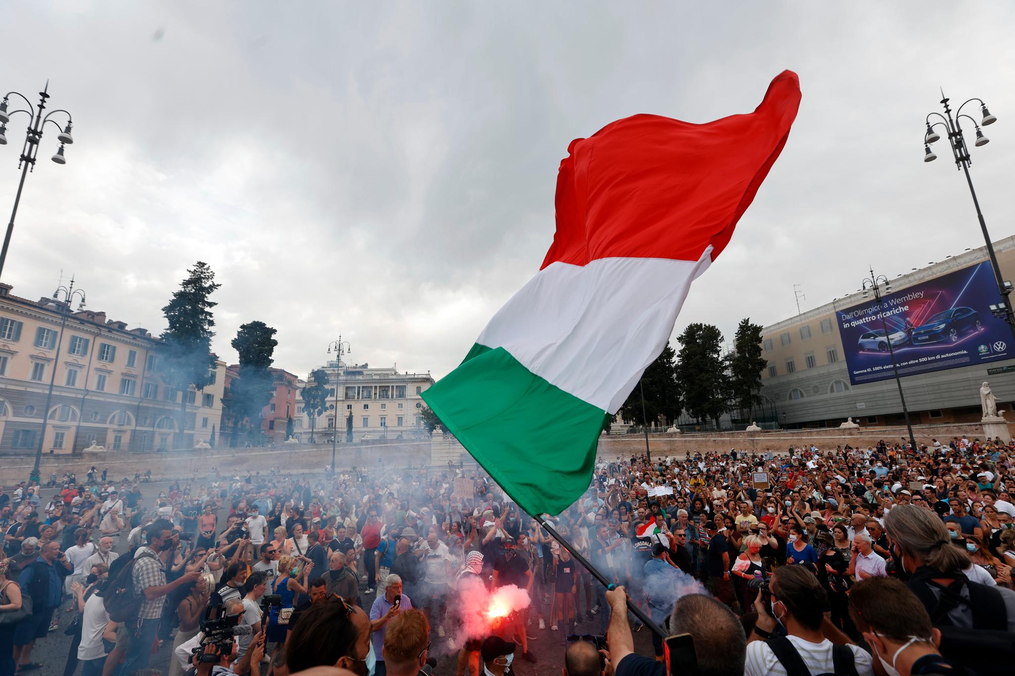 Flere hundre personer hadde lørdag 24. juli møtt opp på Piazza del Popolo i Roma. De protesterte mot at det i august blir krav om grønt koronapass for å besøke en rekke offentlige steder.