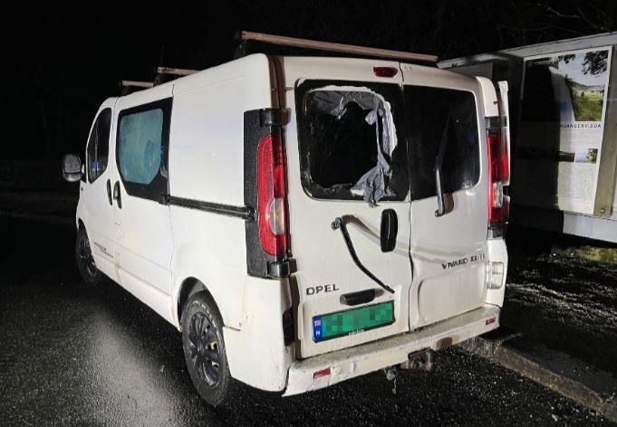 I denne bilen ble mannen funnet på Trengereid. Politiet knuste bakruten for å få mannen ut.