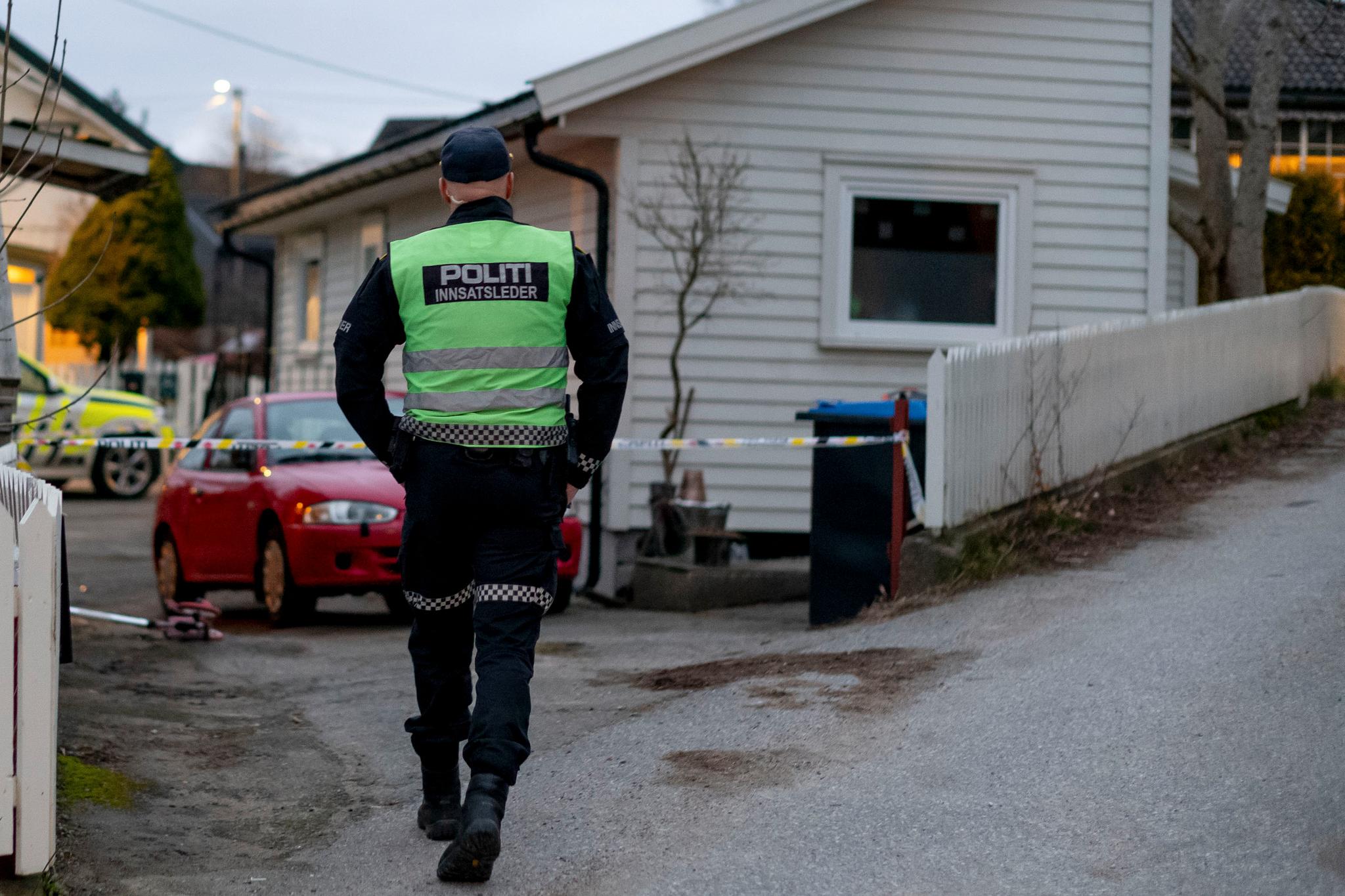 En person er bekreftet død etter en slåsskamp på en privatadresse i Fredrikstad mandag ettermiddag. 