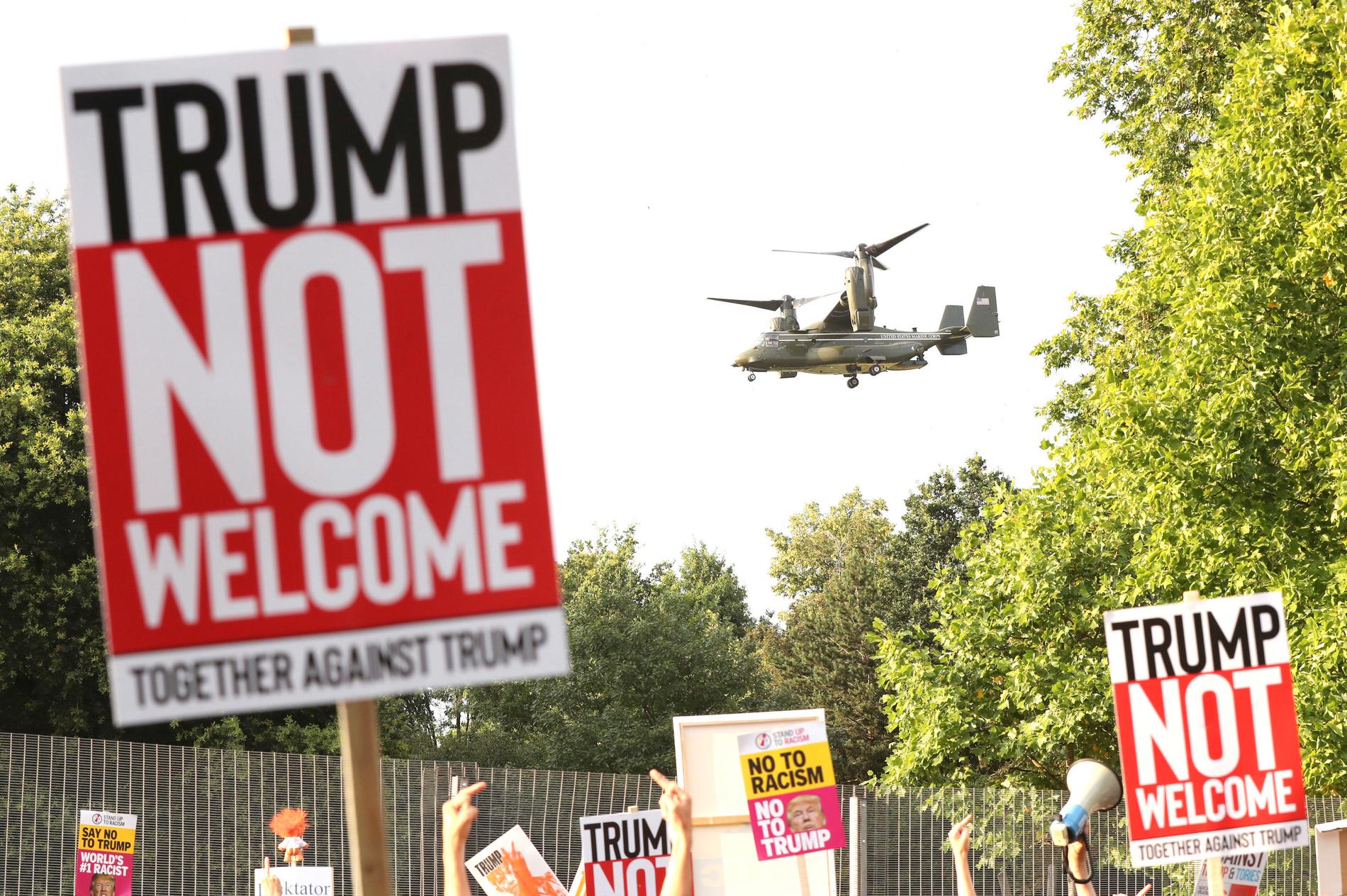 Et helikopter forlater den amerikanske ambassadørboligen i Regent's Park i London mens demonstranter hadde samlet seg like ved, i protest mot USAs president Donald Trump. Foto: AP / NTB scanpix