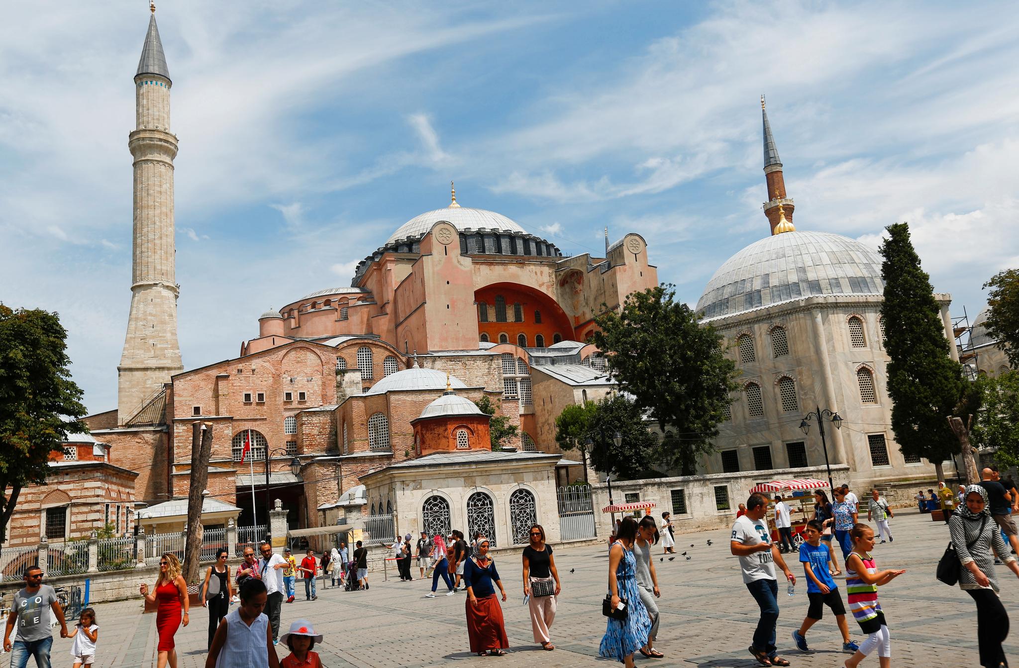 Hagia Sofia, den 1500 år gamle praktbygningen som har vært både kirke og moské, er en av Istanbuls viktigste turistattraksjoner. De siste 82 årene har bygningen hatt status som et museum. 