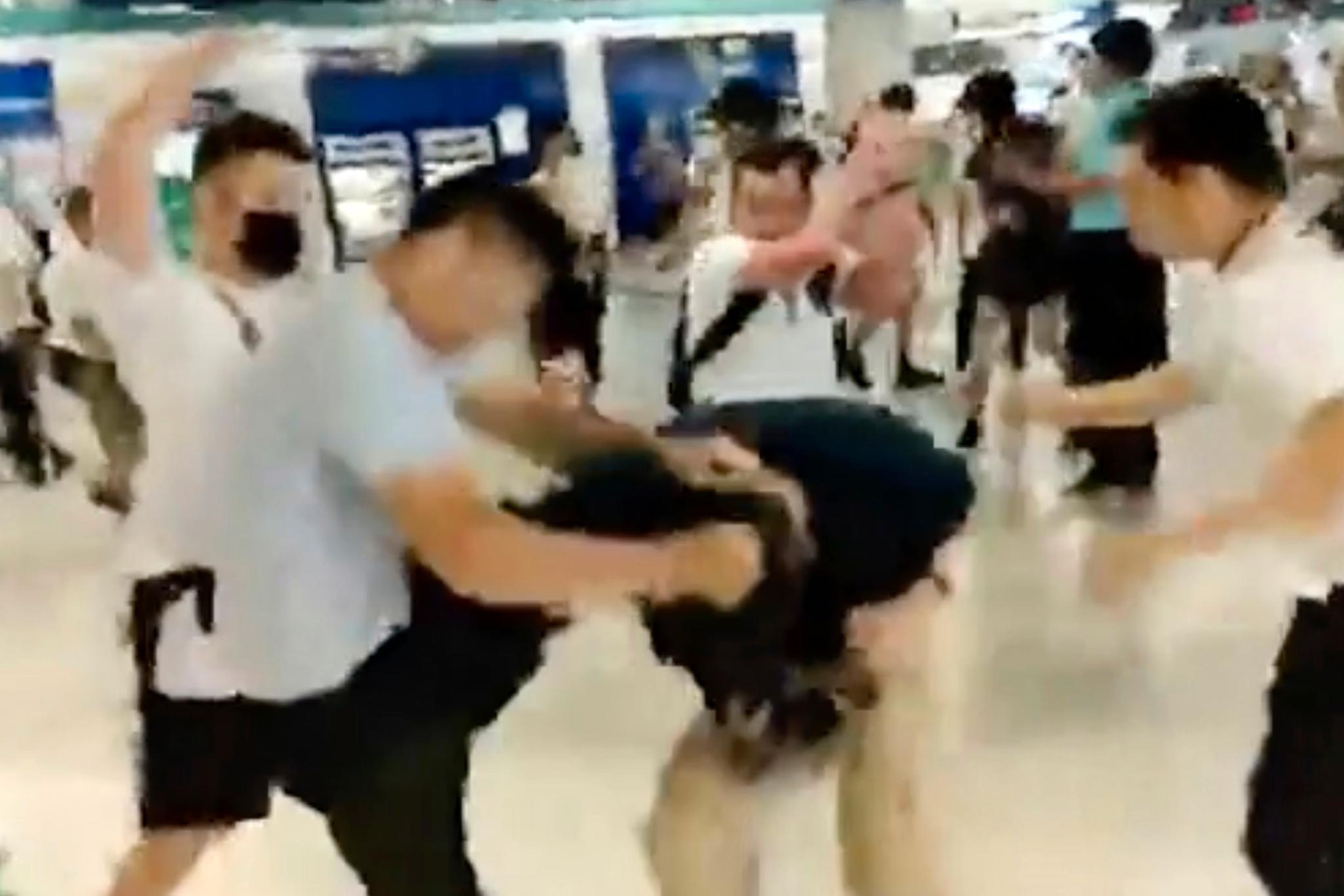 Et bilde fra et videoopptak viser hendelsen 21. juli. Mange ble sinte på politiet for sen respons på volden.