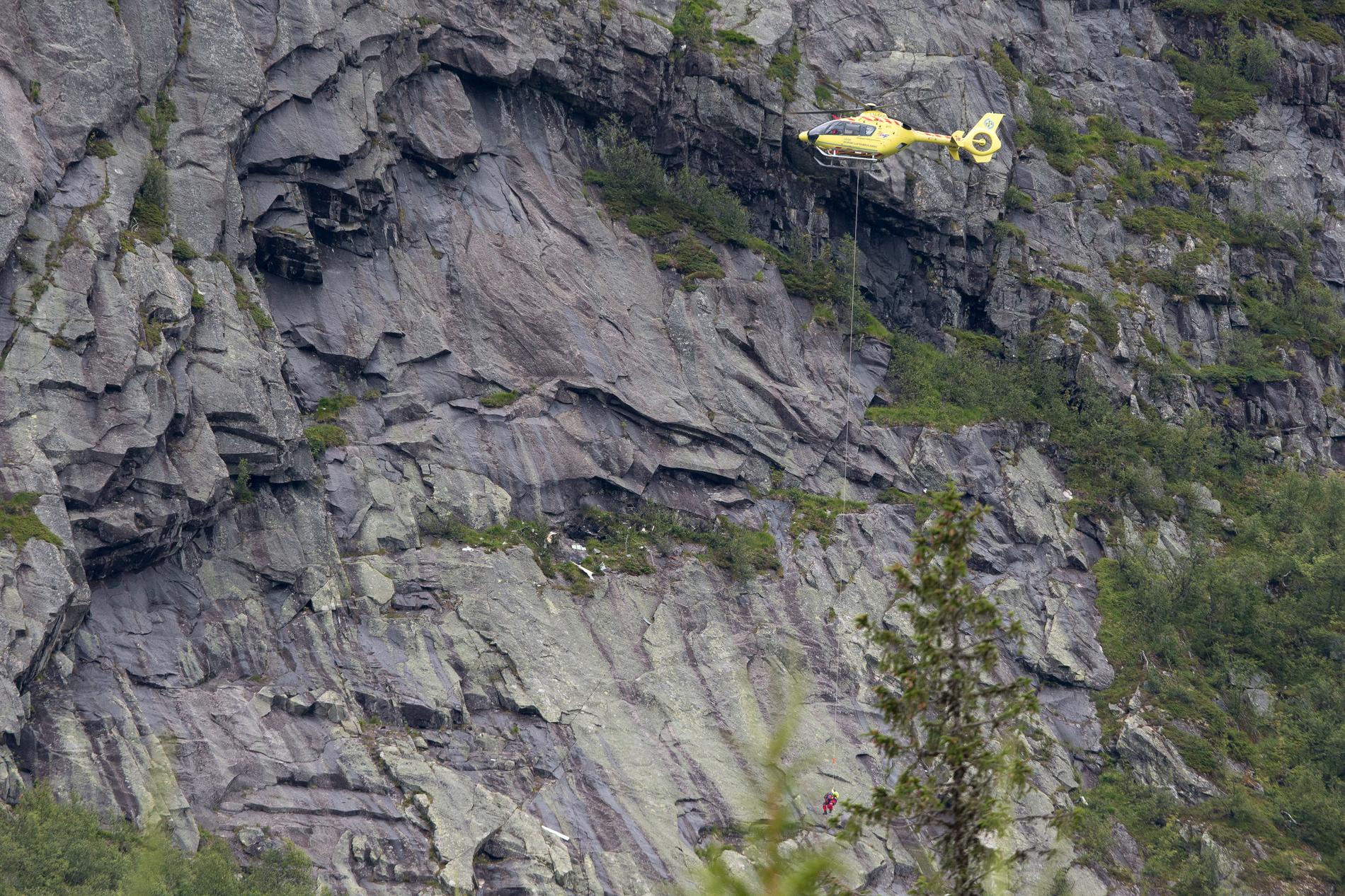 TRAFF FJELLVEGGEN: Flyet skal ikke ha sendt ut nødsignal før et braste inn i fjellveggen. Torsdag ble vrakrestene hentet ned.