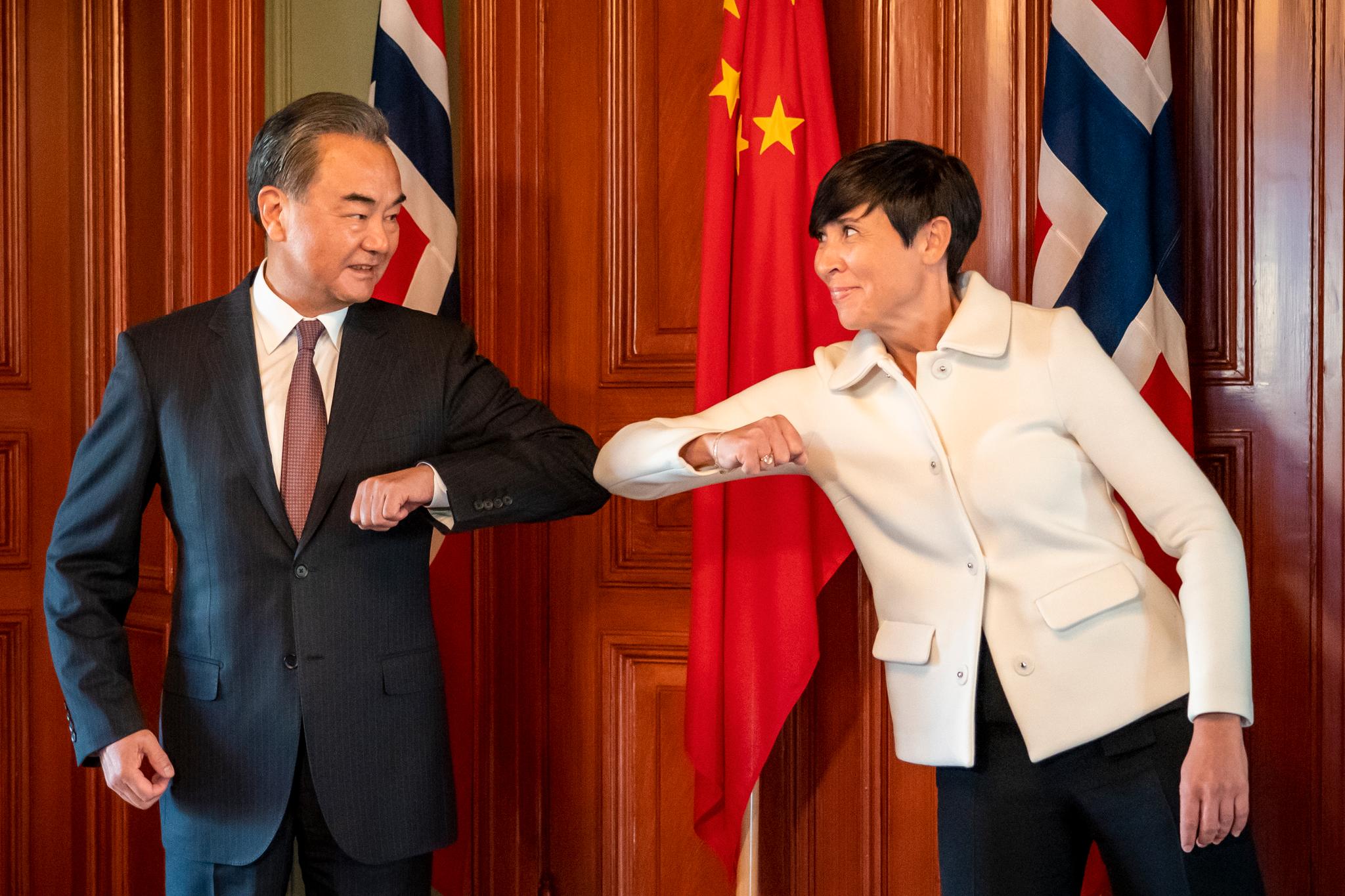 I august i fjor kom Kinas utenriksminister Wang Yi på besøk til Oslo for å holde samtaler med Ine Eriksen Søreide. Nå følger Norge etter EU og innfører sanksjoner mot Kina. 