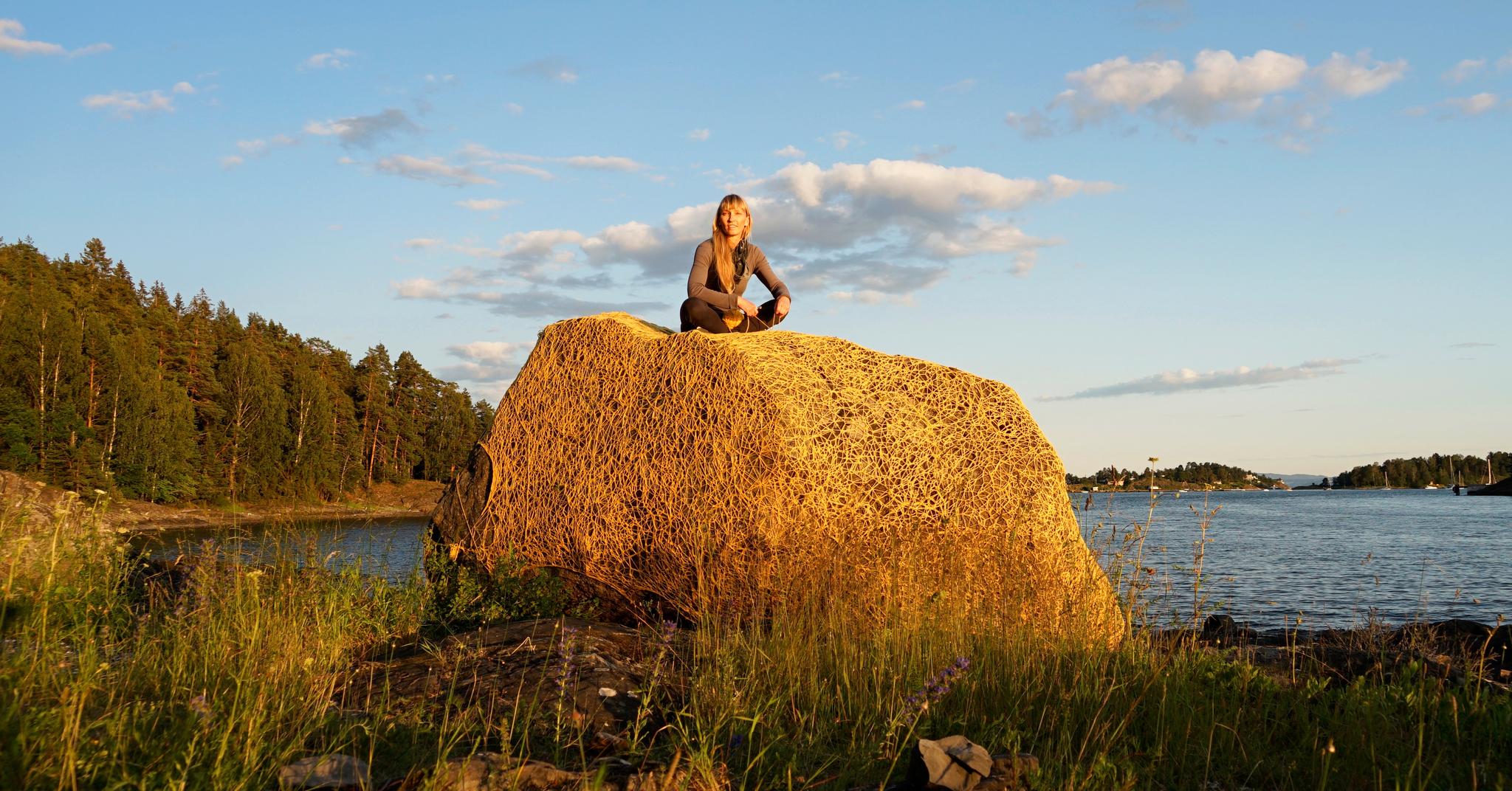 Kunstneren Lise Wulff har kledd inn den store steinen på Oustøya i Oslofjorden. – For meg handler verket om at vi må ta vare på naturen. Prosjektet knytter bånd mellom natur og kultur, mellom fortid og fremtid, sier Wulff.