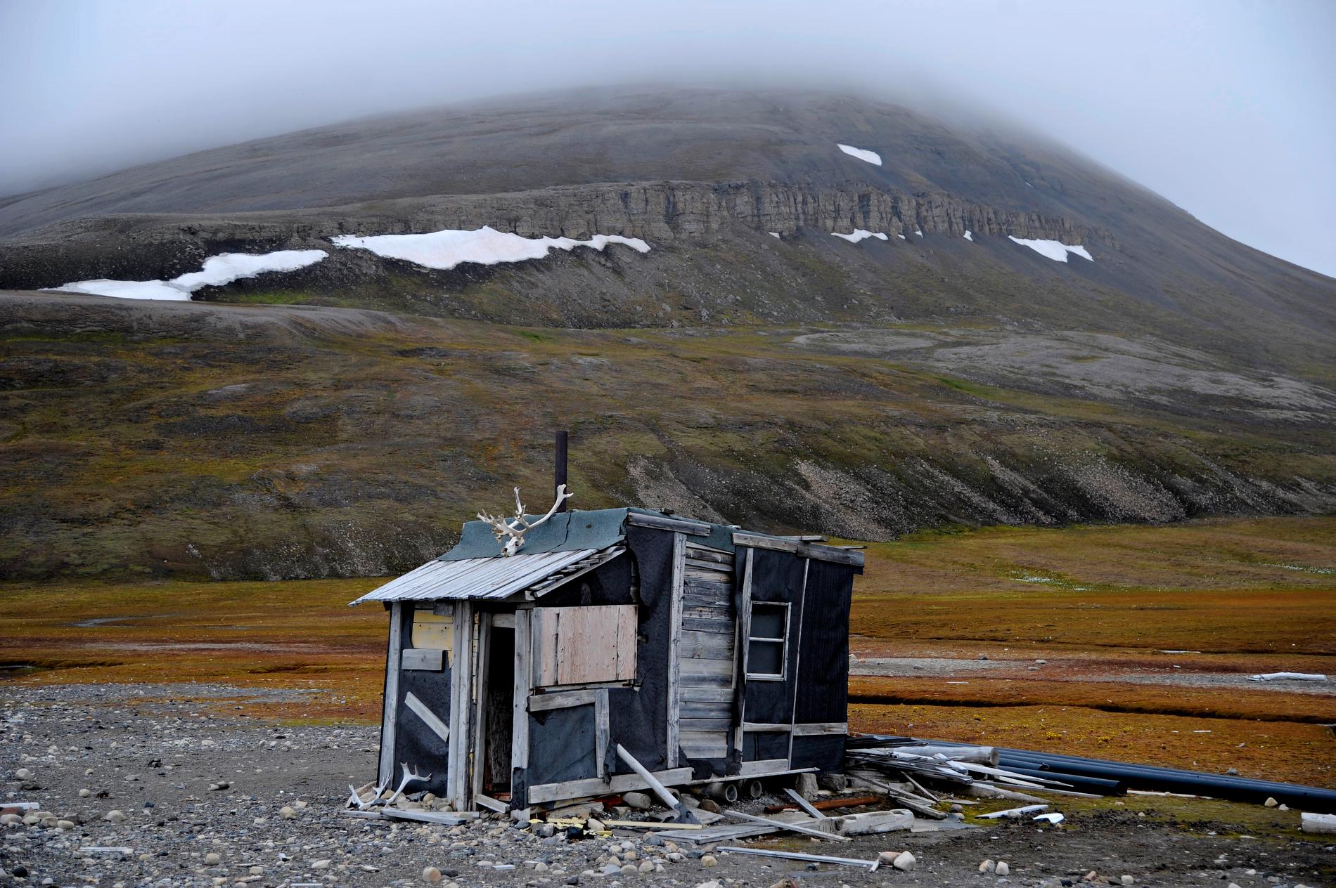 STADIG VARMERE: Svalbard opplever dramatiske klimaendringer med permafrost som tiner og en temperaturstigning som langt overgår verden for øvrig. Bildet av denne falleferdige hytten er tatt på Vindodden ved Sassenfjorden. ARKIVFOTO: Roar Christiansen  
