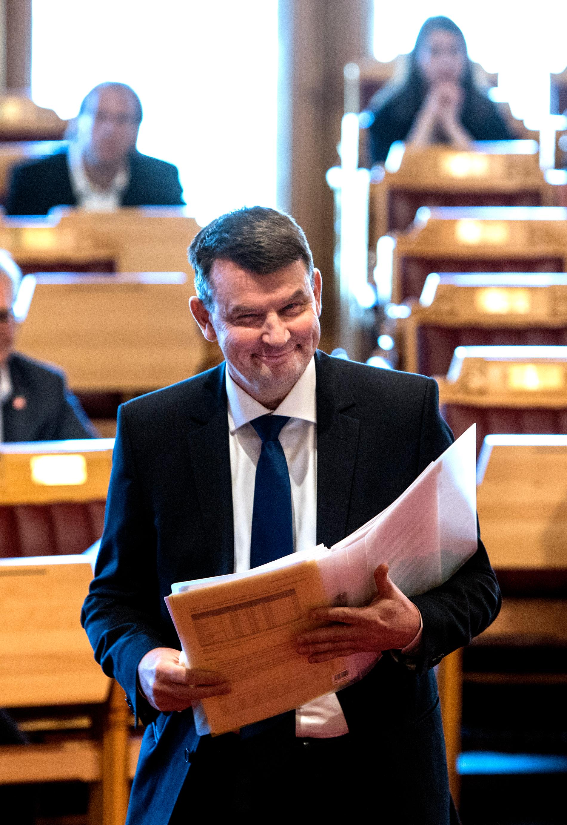  Justisminister Tor Mikkel Wara (Frp) står fast ved avgjerda om at Ulvsnesøy skal leggast ned om vel eitt år.
