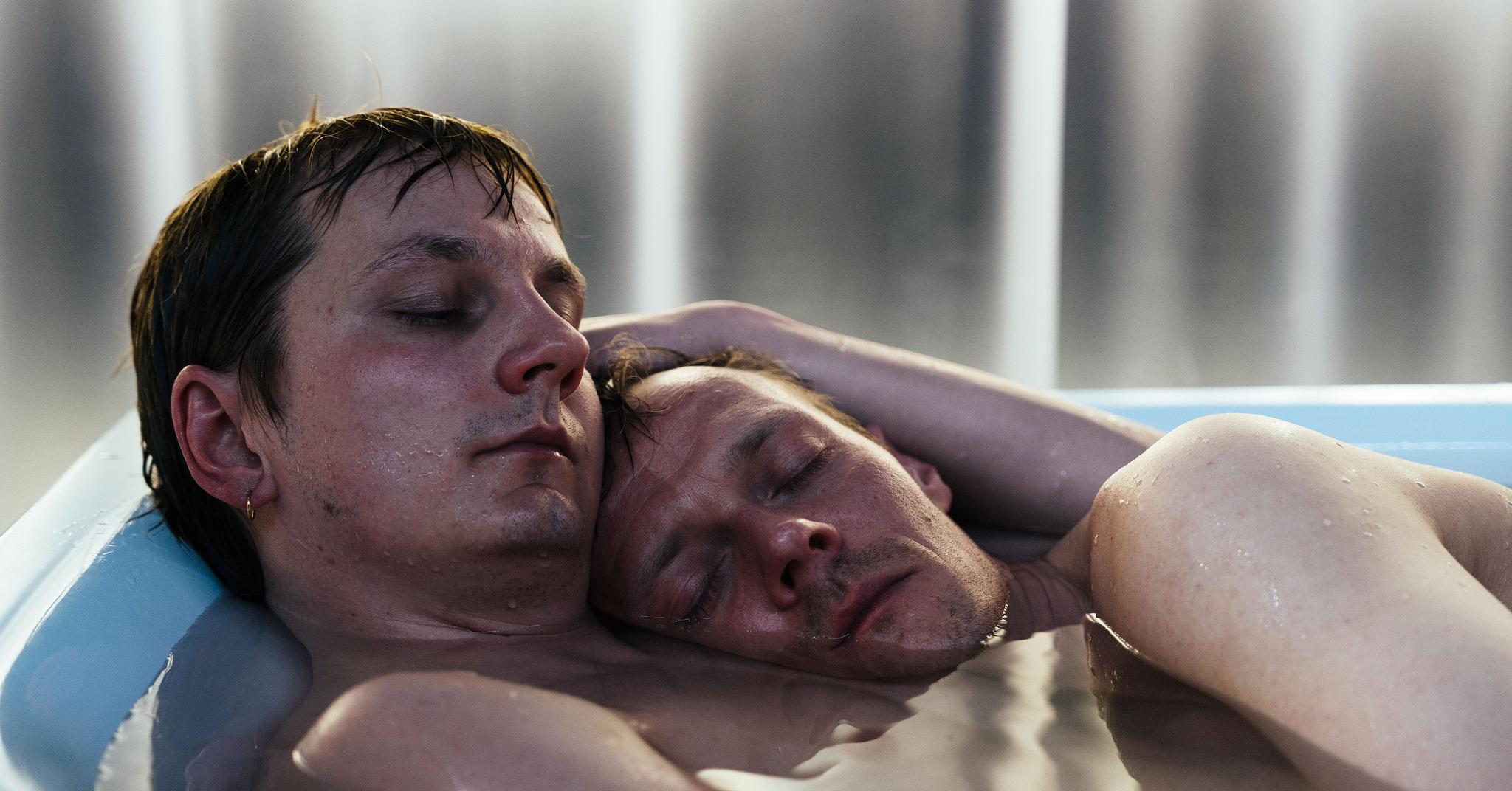 Vetle Bergan og Preben Hodneland har noen scener i et badekar som er både vonde og erotiske. De to skuespillerne er grunn nok til å se «Einkvan». 