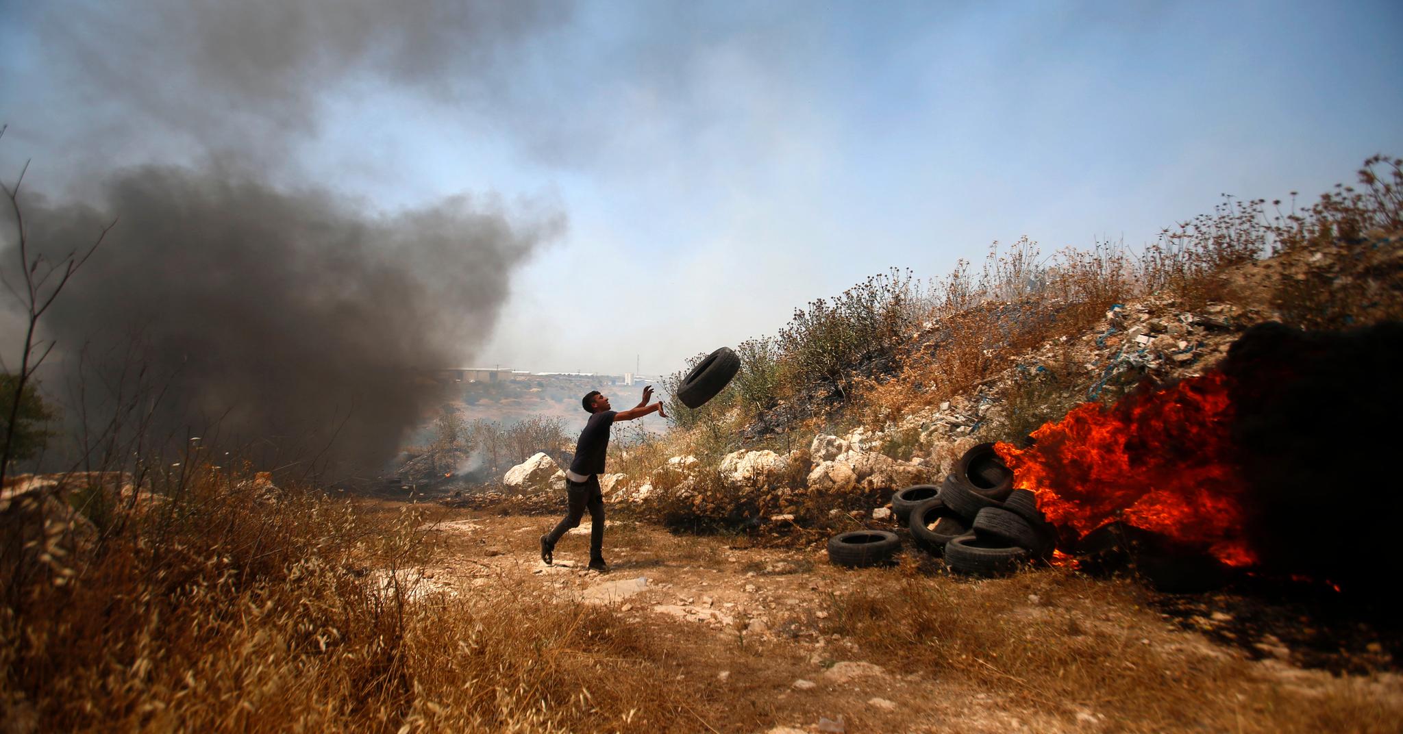 Palestinske demonstranter er ikke et uvanlig syn i Israel. Her brenner en palestinsk mann i juni bildekk i Qusin under demonstrasjoner mot annekteringen av Vestbredden. 