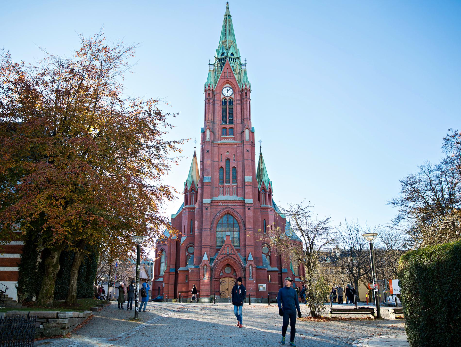 «I møte med kirkedøren hører jeg ikke til de modige», skriver innsenderen. Bildet viser Johanneskirken i Bergen sentrum.