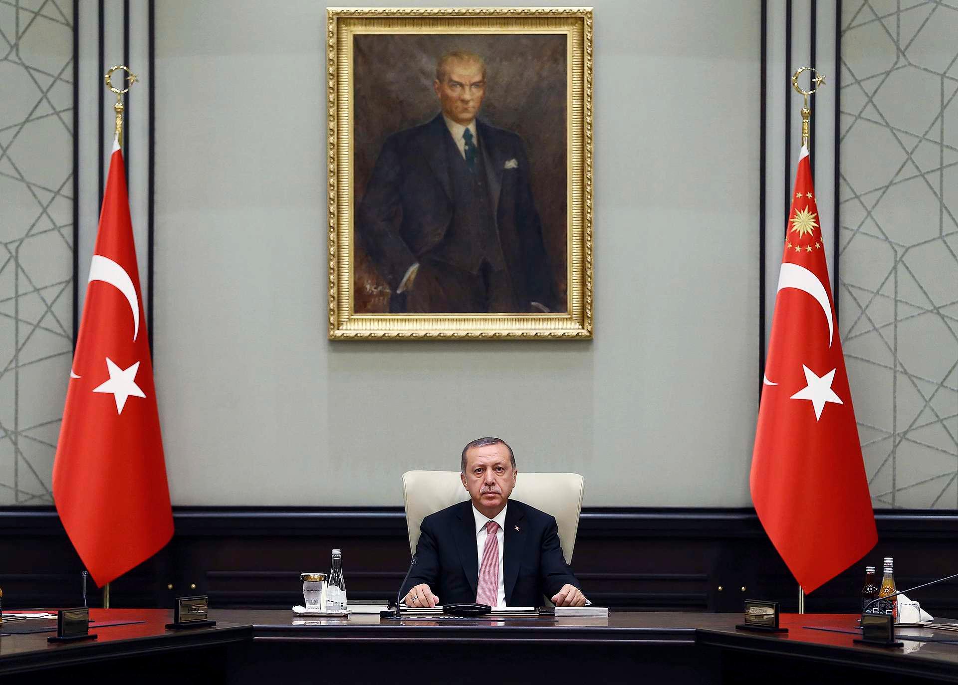 Myndighetenes opptreden representerer en alvorlig inngripen og begrensning i den akademiske friheten, skriver debattantene om president Erdogans maktbruk.