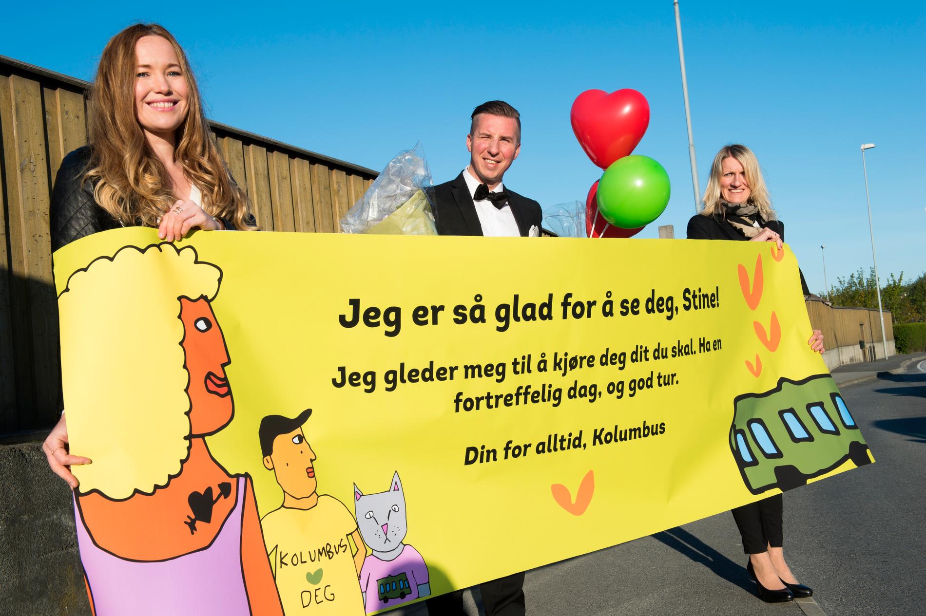 VElKOMSTKOMITE: Ballonger, banner og finstas på plass for å ønske Stine Serigstad en god busstur.