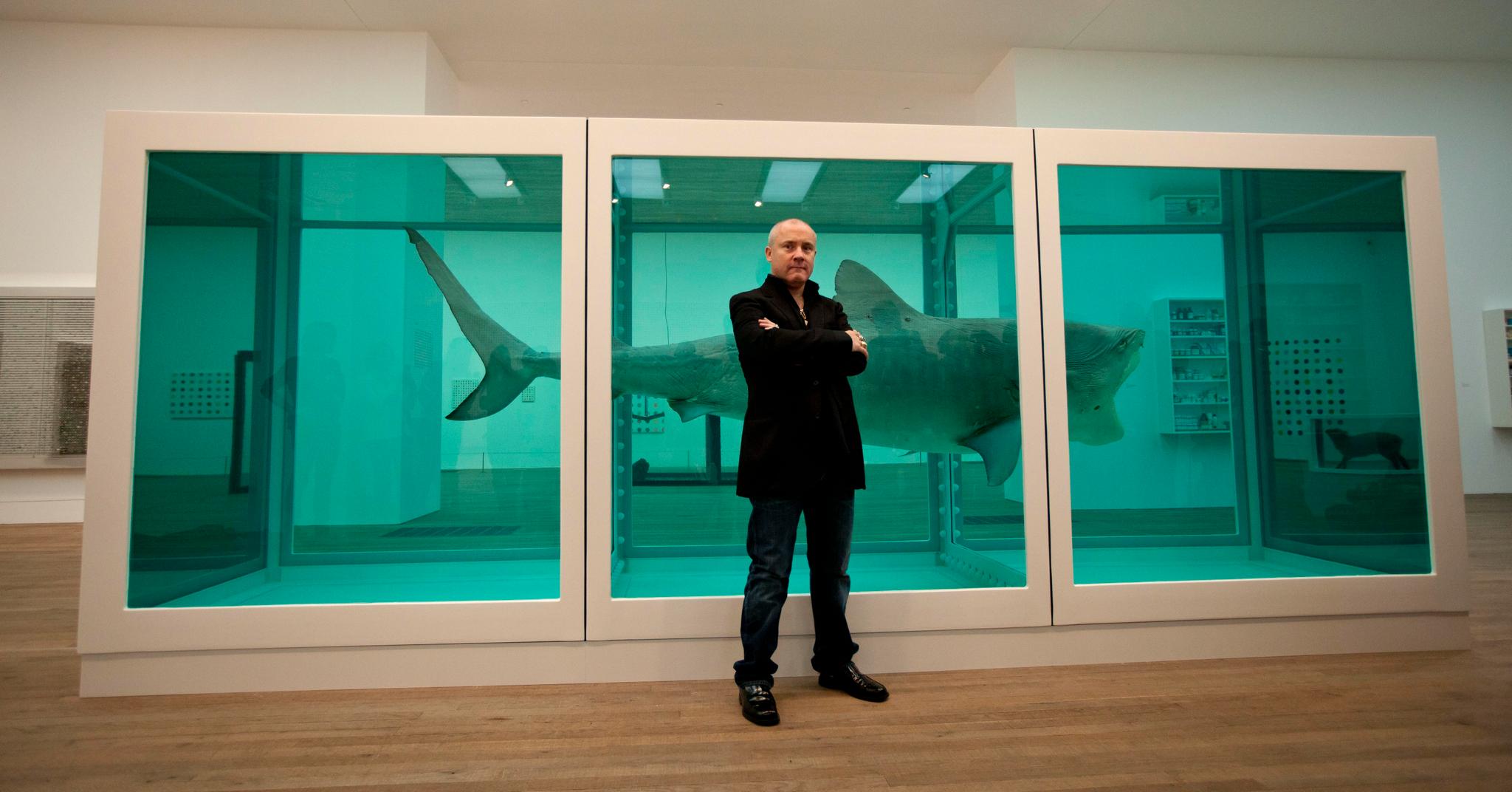 Den britiske kunstneren Damien Hirst fotografert i 2012 på Tate Modern i London. Han er særlig kjent for sine kunstverk med dyrekadavre i formalin.