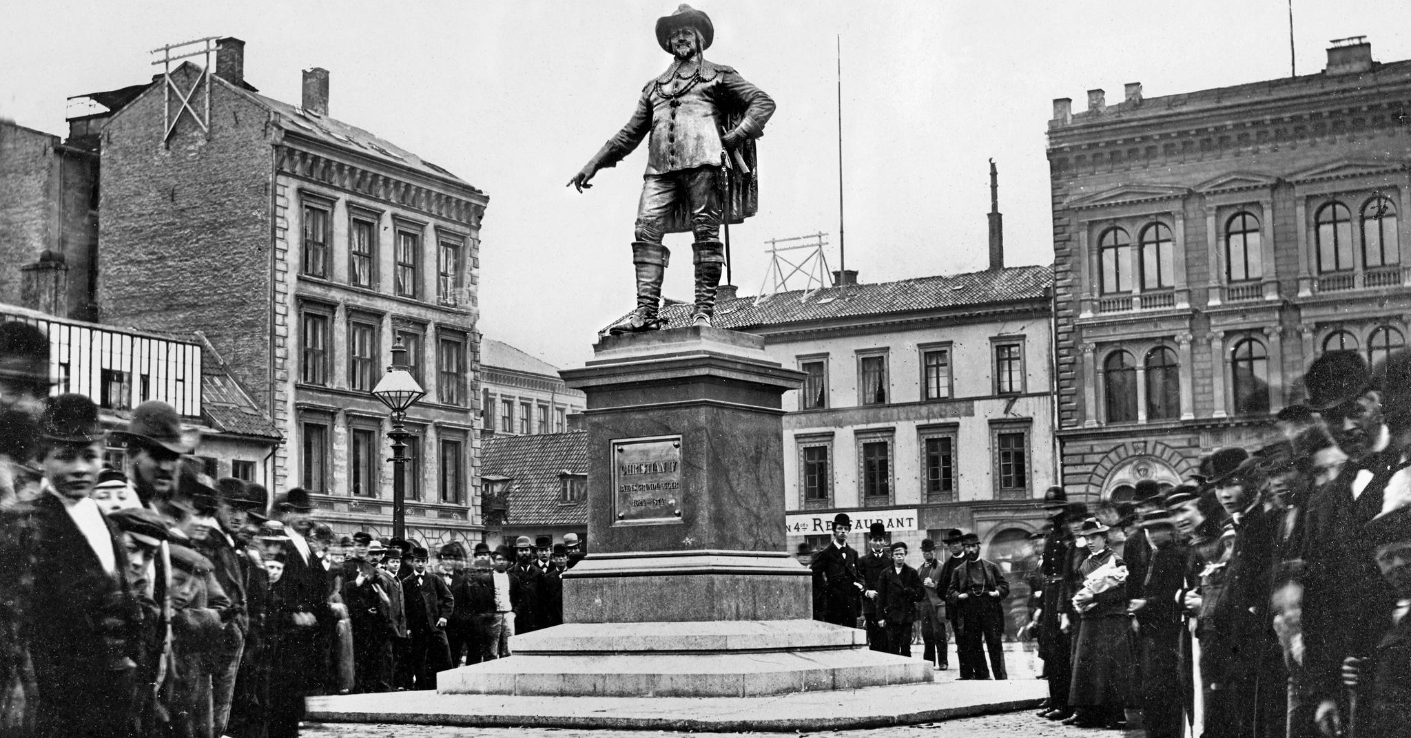 Helt siden den ble reist på Stortorvet i 1880, har statuen av Christian 4 pekt i retning av Kongens gate.