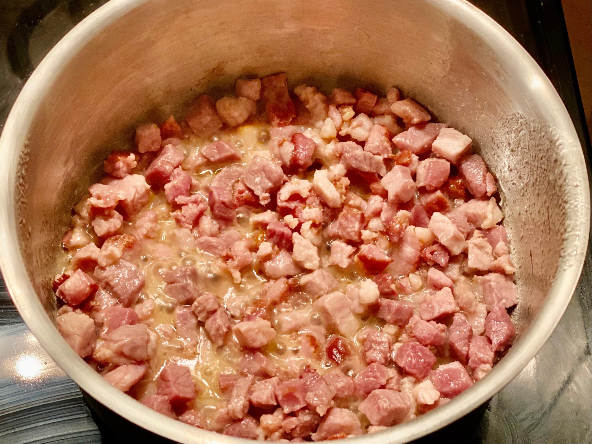 09. Det kan aldri bli nok bacon! Stek rikelig. Resten går i en omelett til frokost neste dag. 