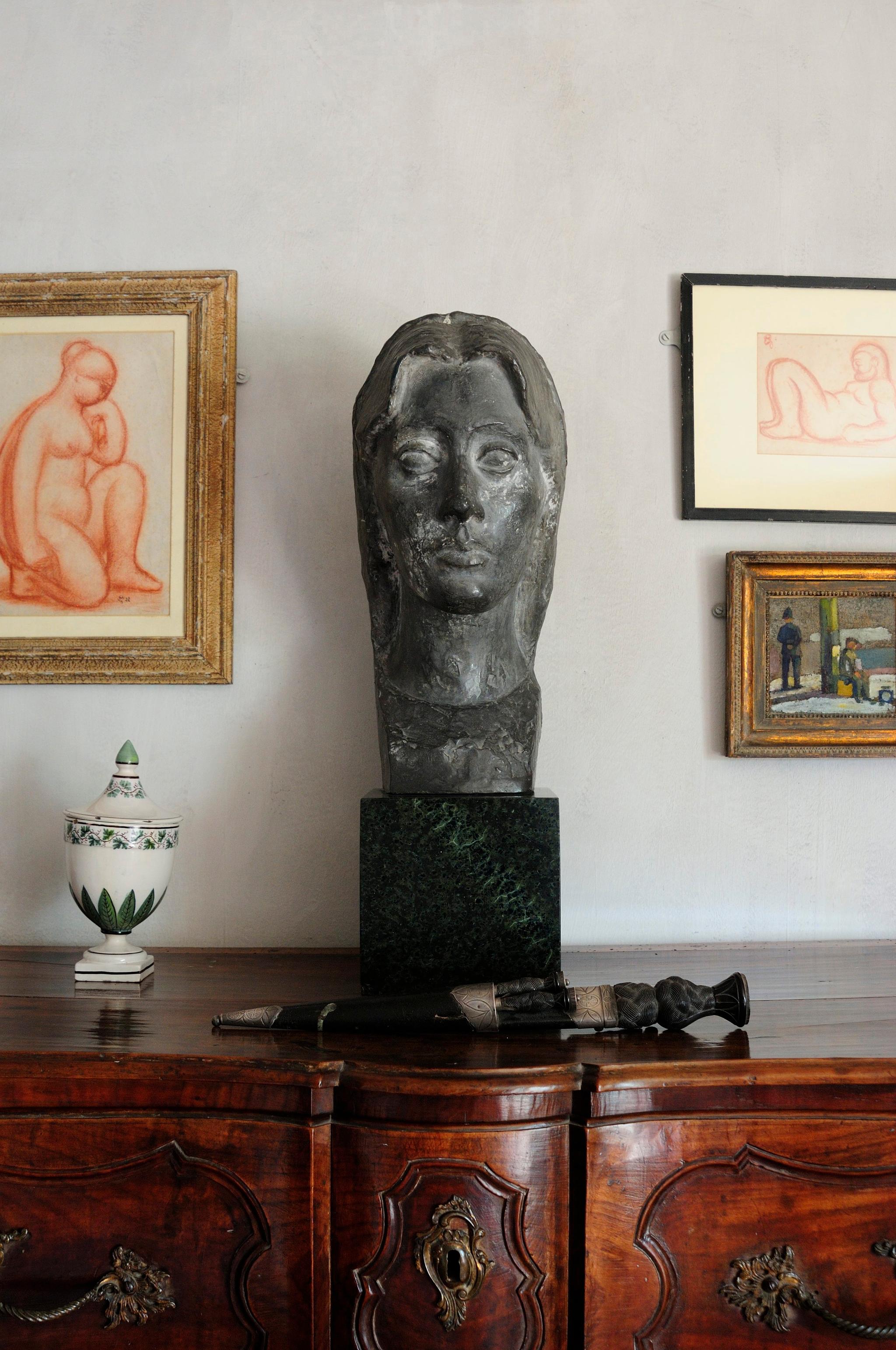  KUNSTSAMLING: Skulpturen av Vanessa Bell er laget av Marcel Gimond, de røde kritt-tegningene er også hans arbeid.  