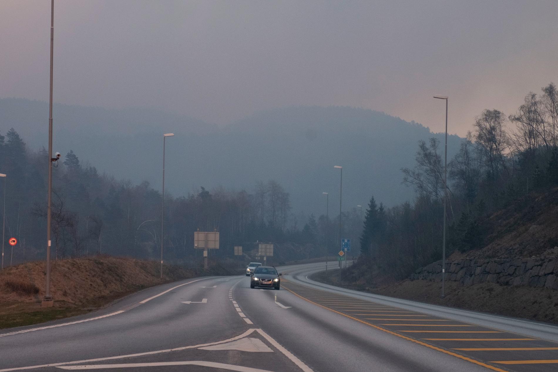 Tung røyk fra skogbrann over E39 over Kvinesdalsheia. Foto: Tor Erik Schrøder / NTB scanpix